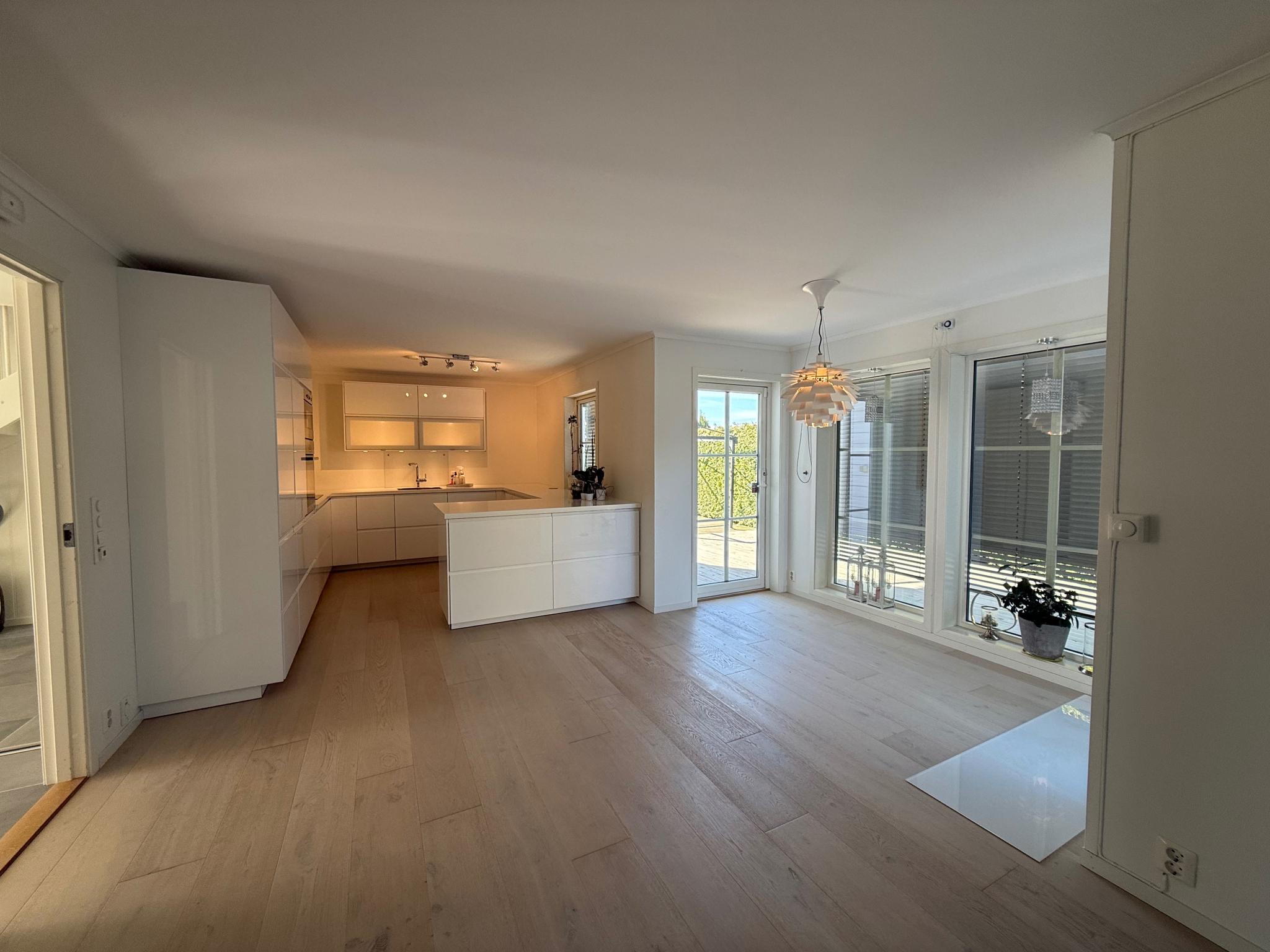 Store vinduer som slipper inn mye lys. 
Lekker hvitbeiset, enstavs eikeparkett på gulv. 