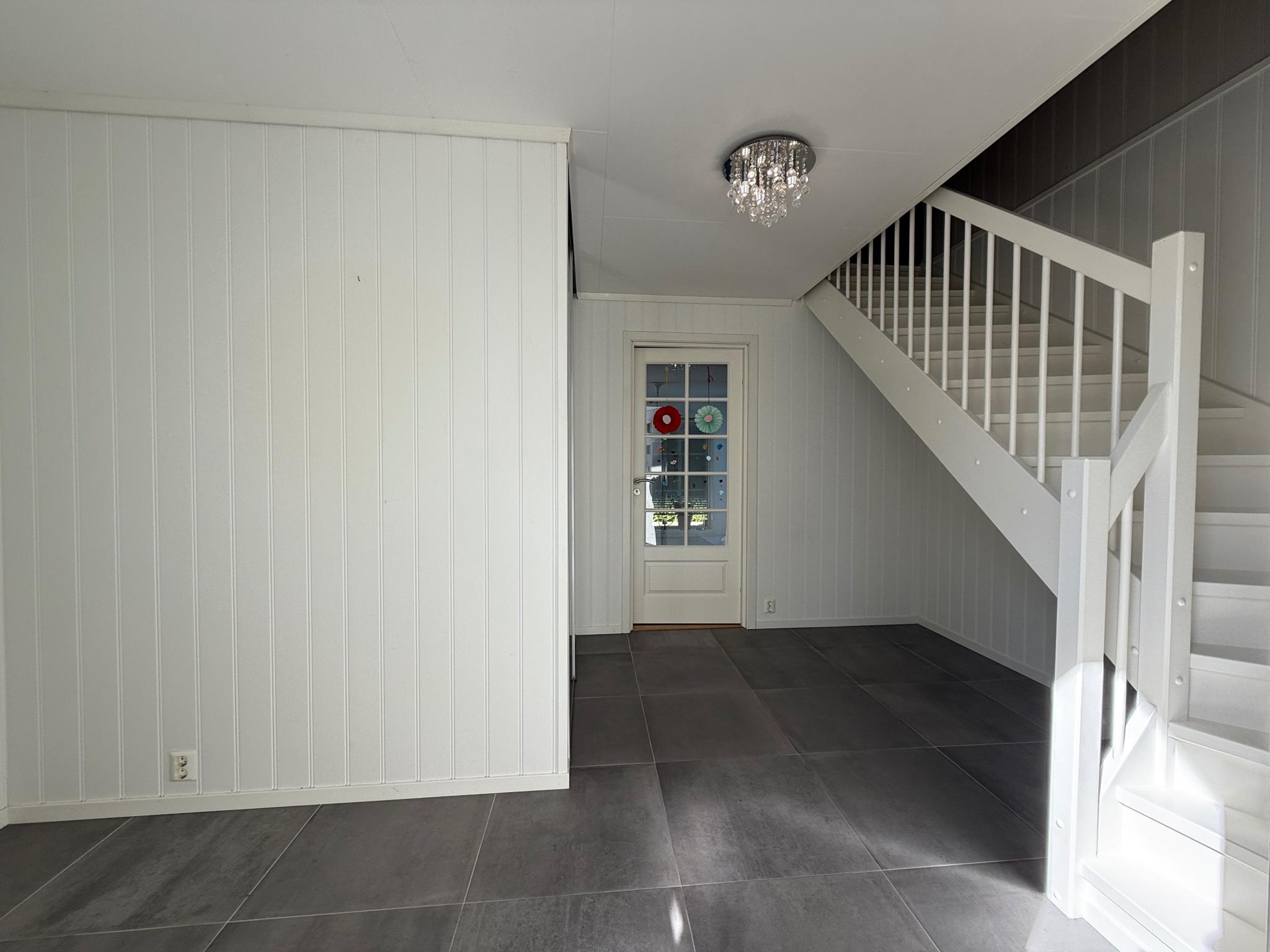 Romslig hall med lekre fliser og varmekabler. 