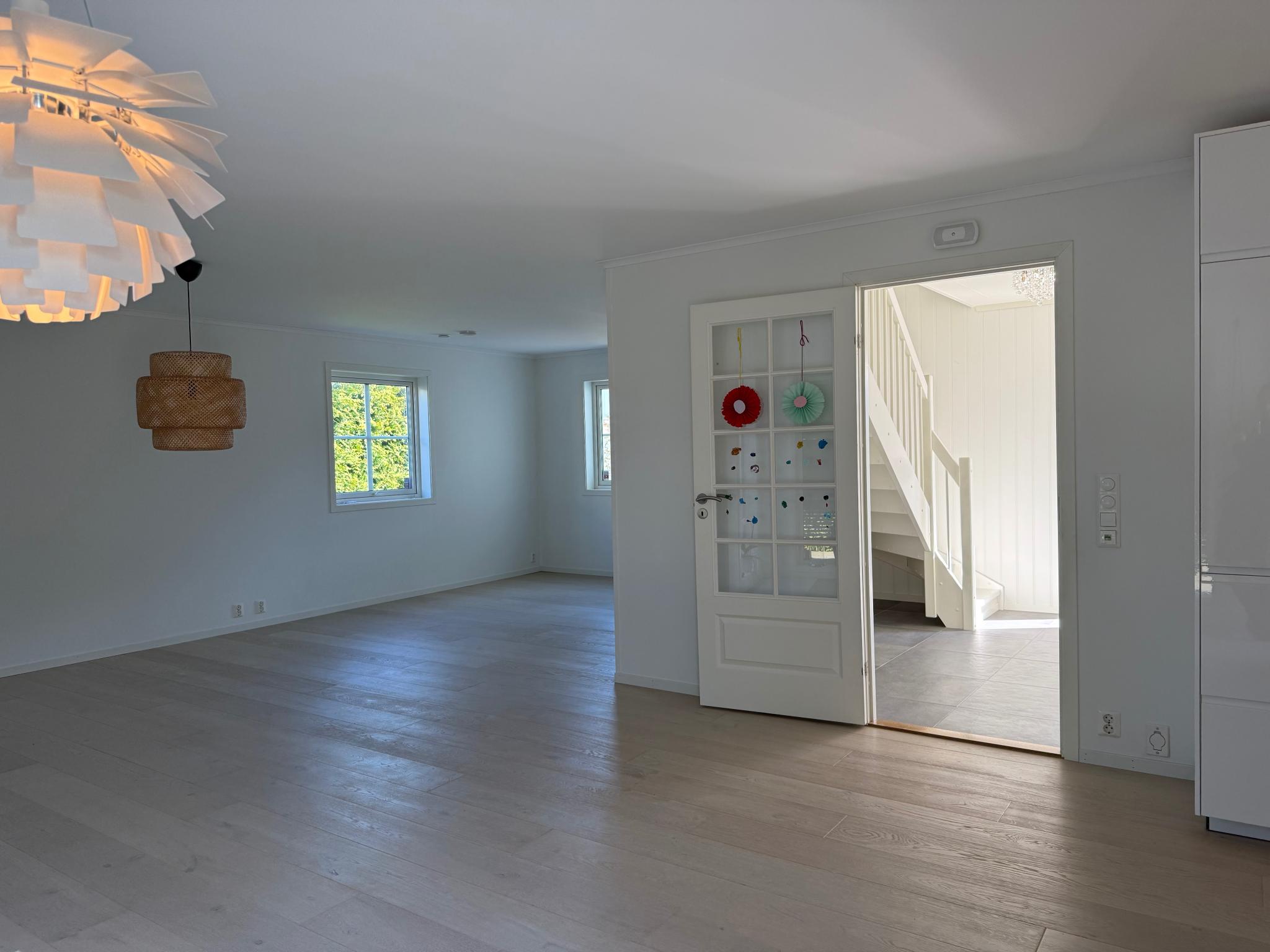 Romslig stue med god plass til sofa/tv-stue. 