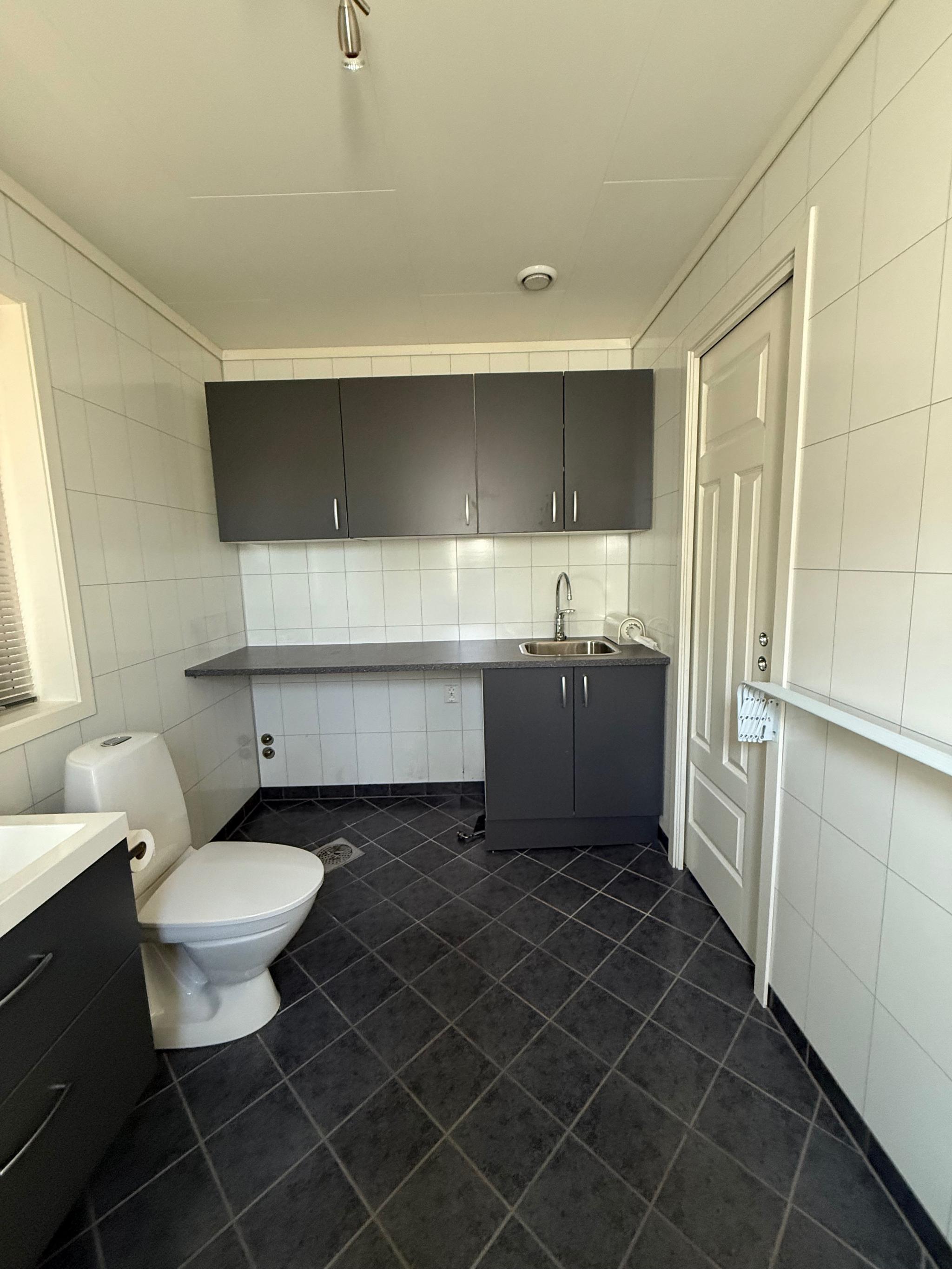 Bad i 1. etasje med dusj og opplegg for vaskemaskin og tørketrommel. 
Teknisk rom. 