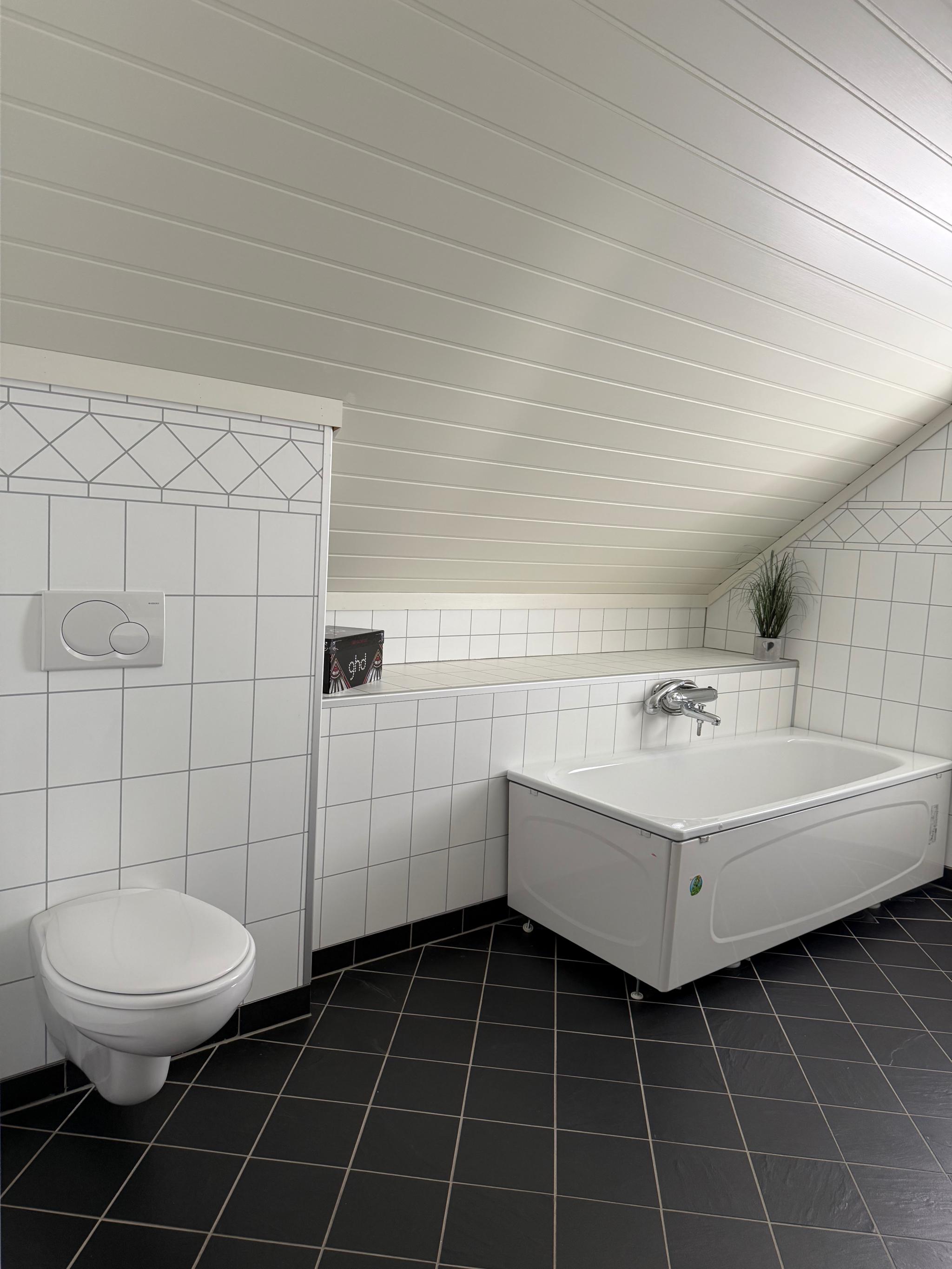 Romslig bad med badekar og dusj. 
Håndklestativ med varme. 