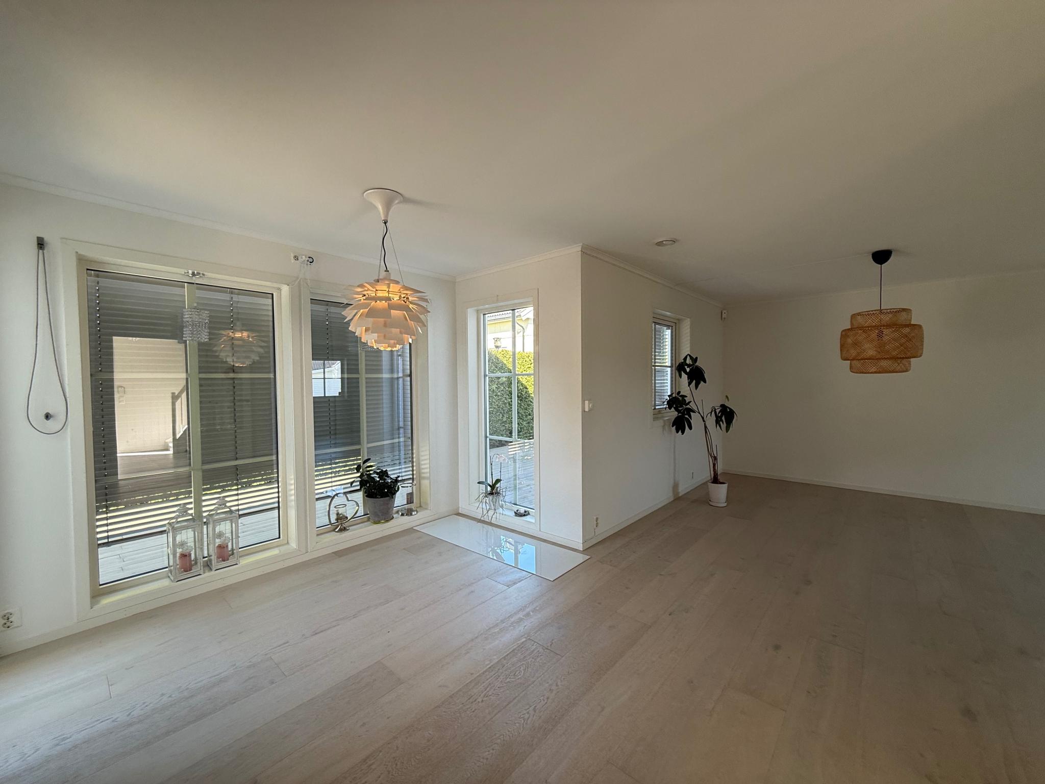 Romslig stue med god plass til spisebord. 