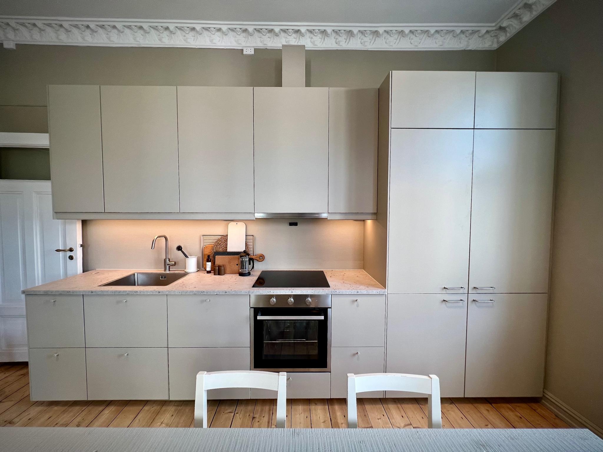 Kjøkken med 2 kjøleskap/fryser og mye oppbevaringsplass.