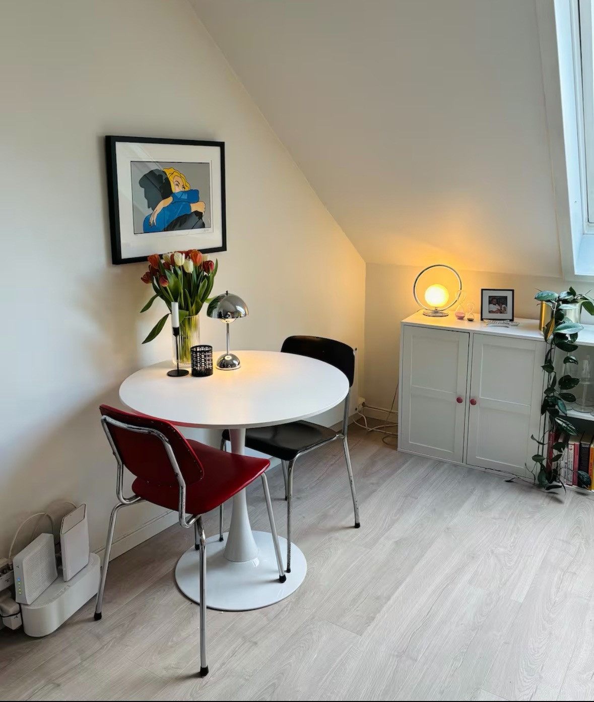 Bord og stoler vil fjernes før utleie