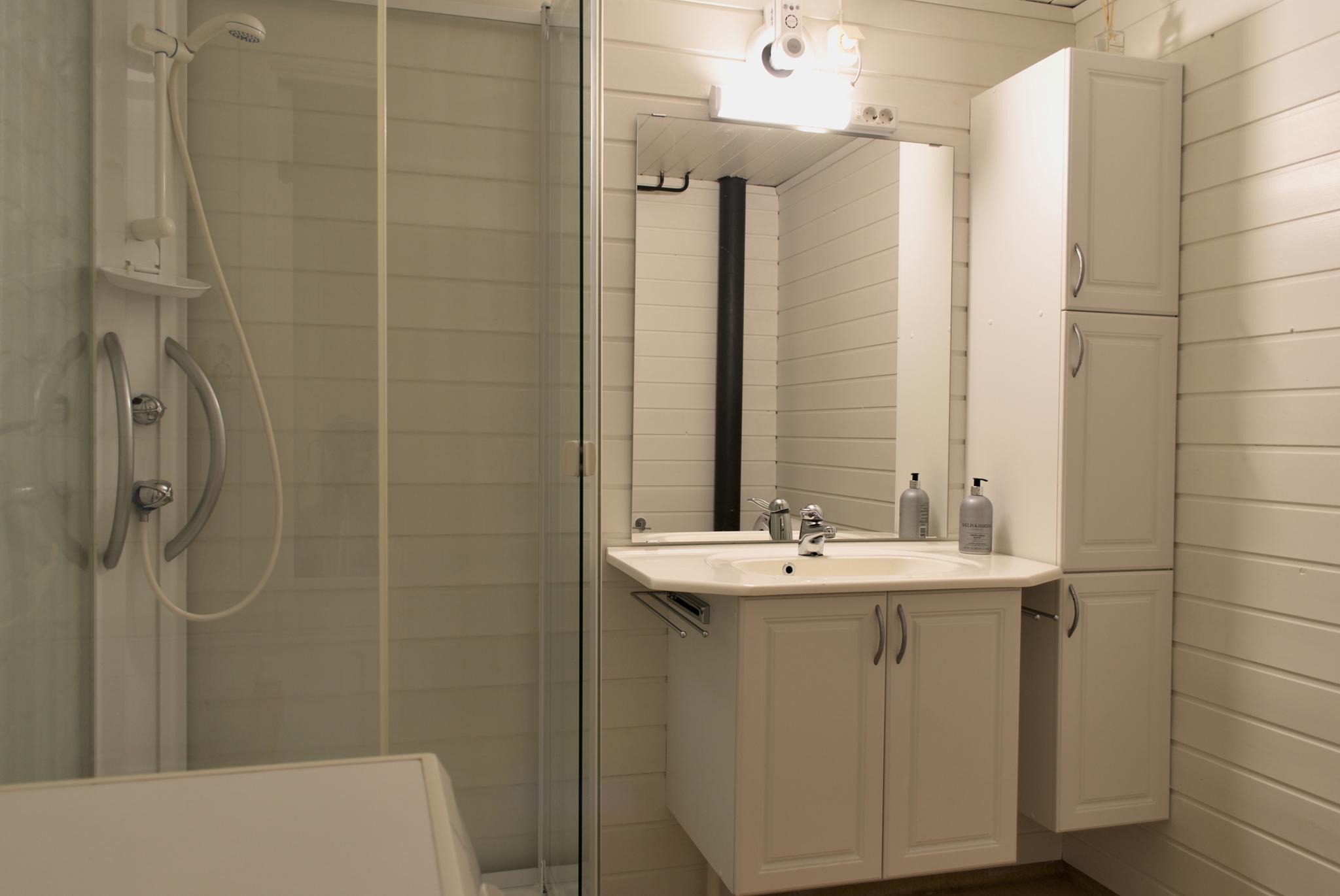 Bad med vaskemaskin og varmekabler