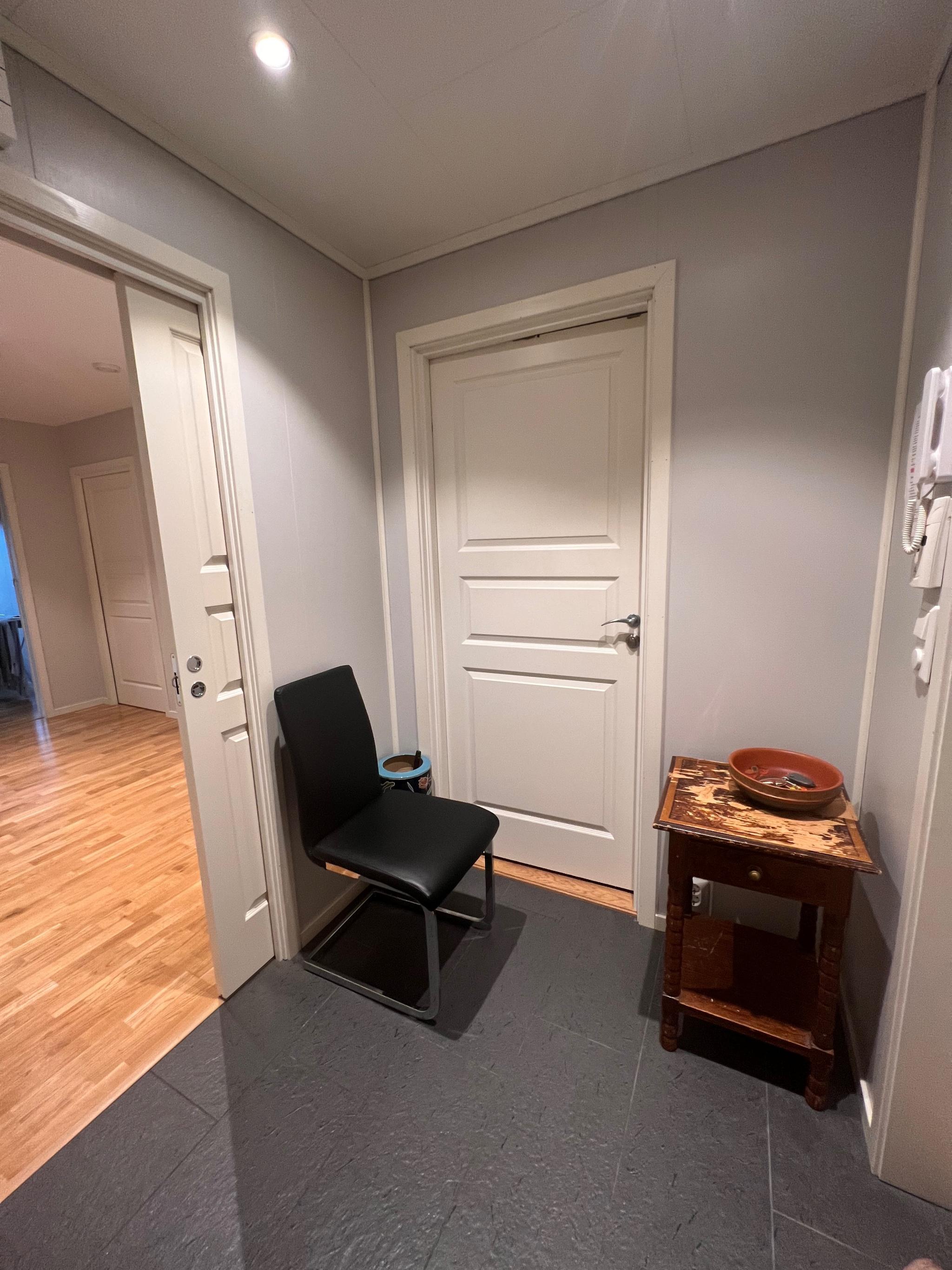 Bod dør fra inngangen