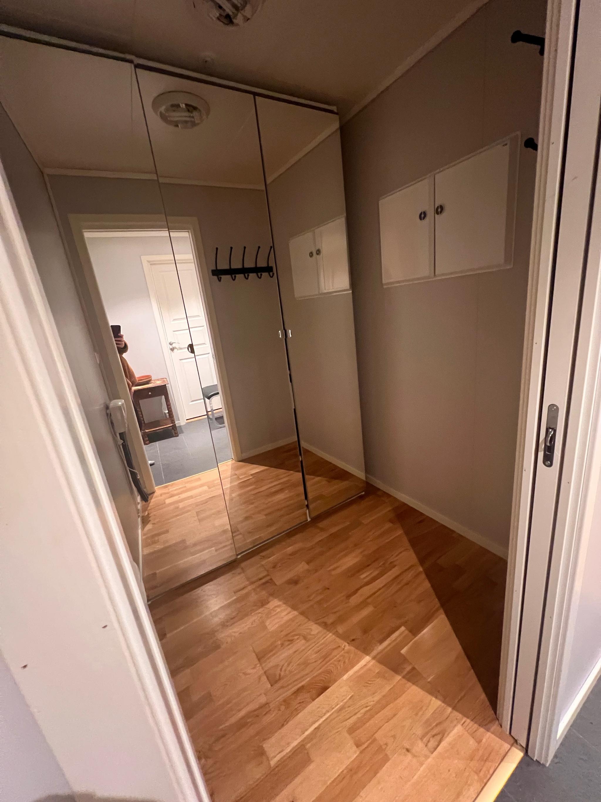 Garderobe fra gangen 