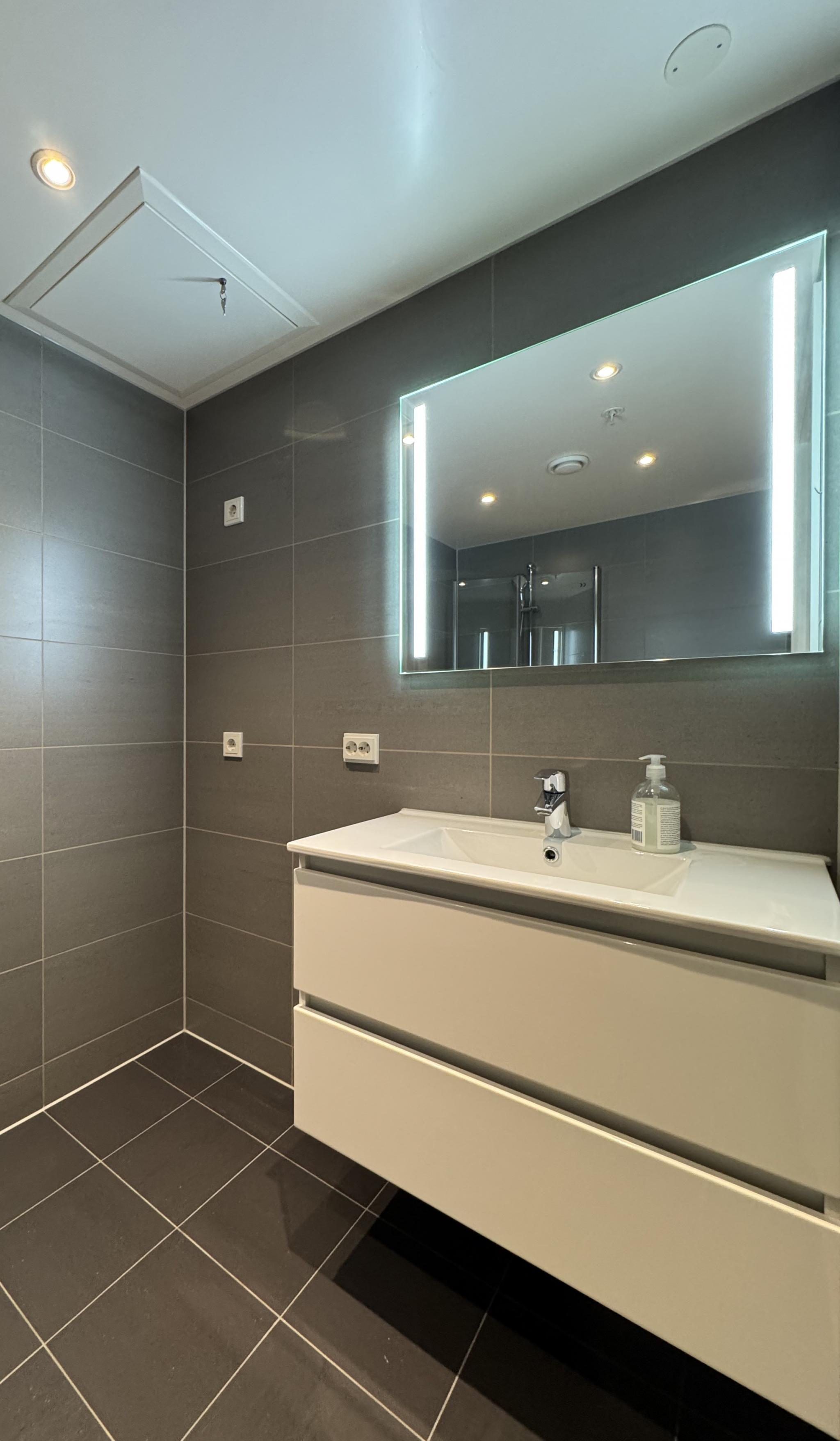 Bad med opplegg for vaskemaskin og tørketrommel