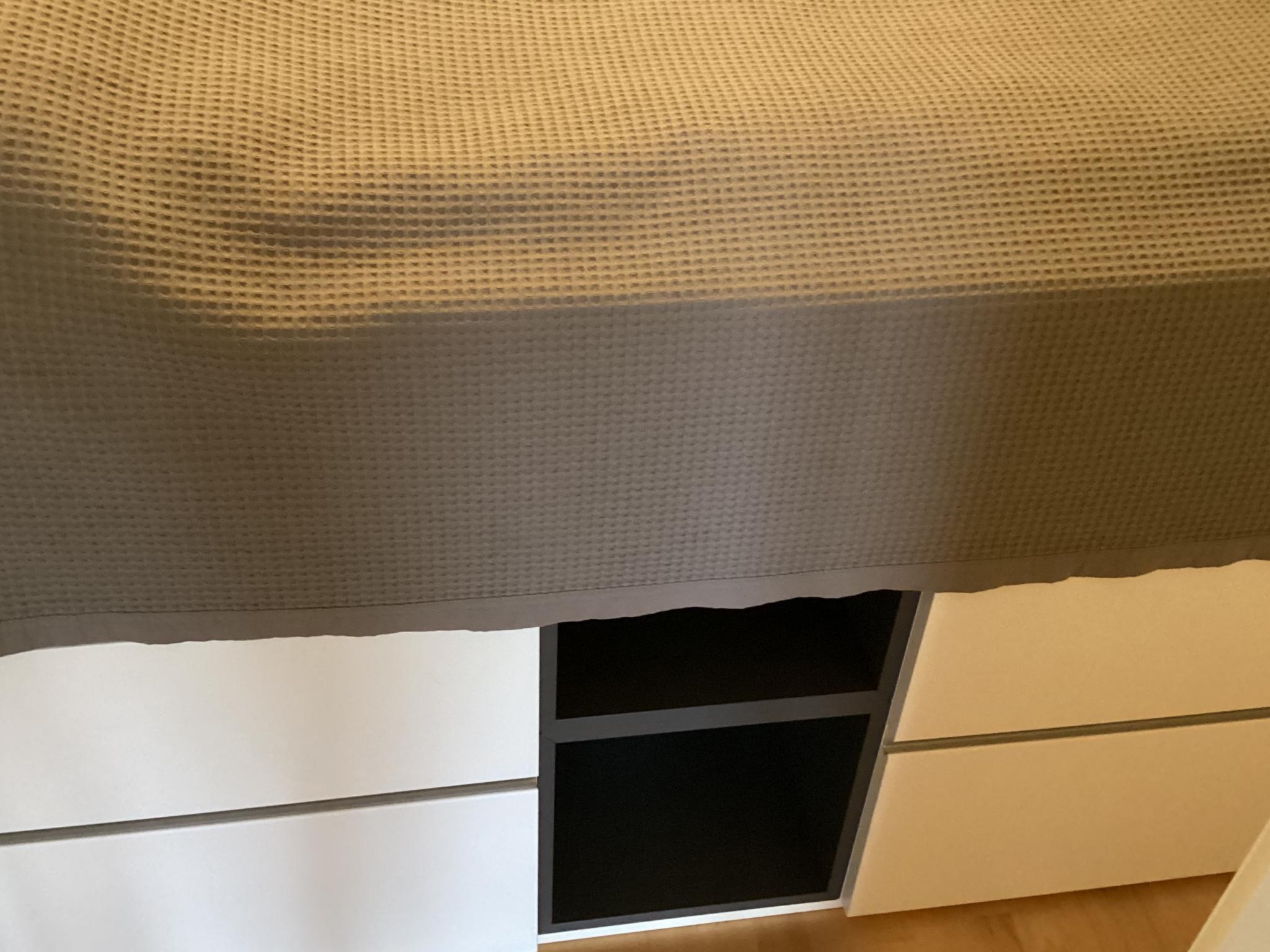 Soverommet har hyller og skuffer under sengen.