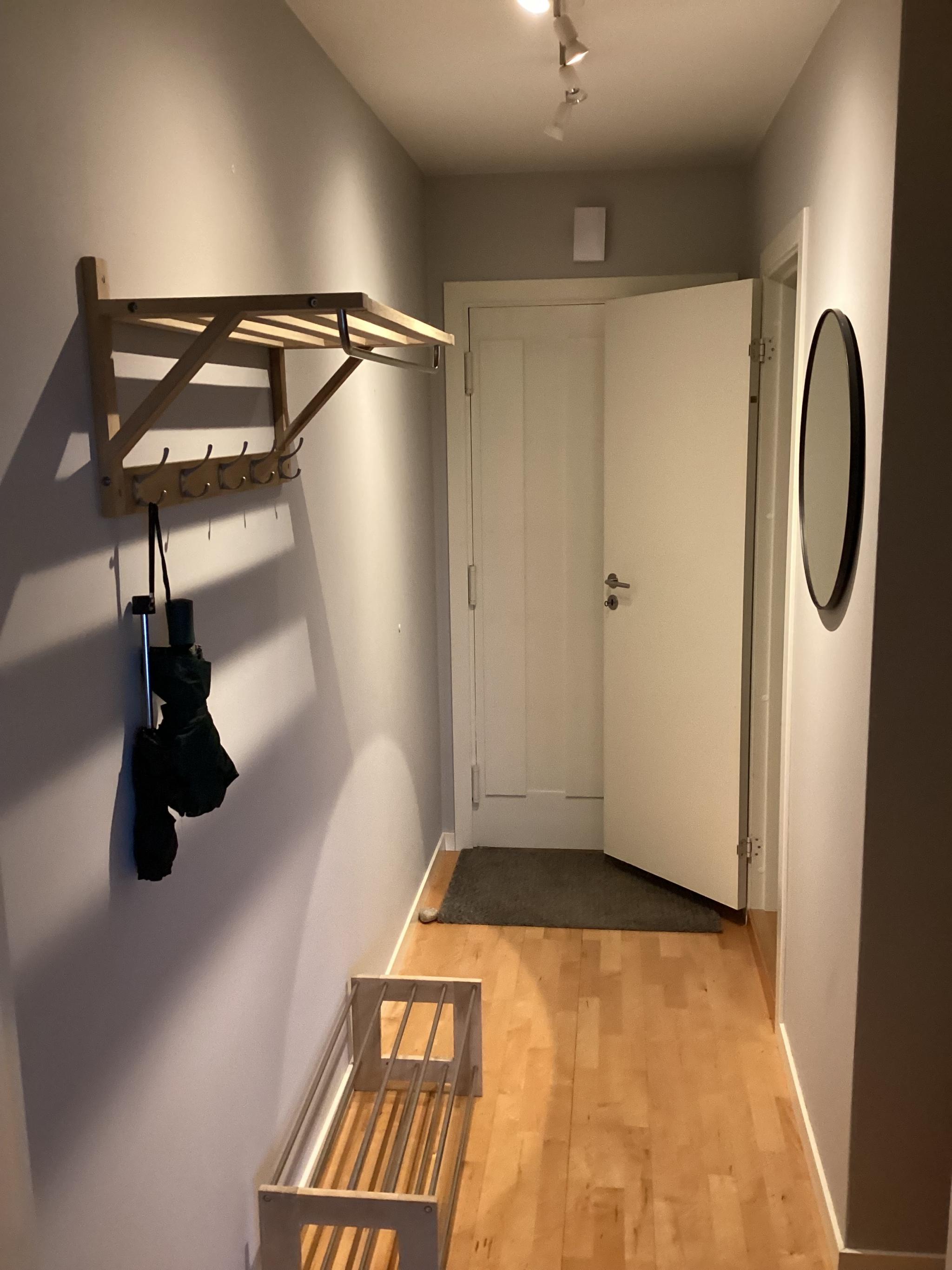 Gang med hattehylle, skohylle, speil, og kommode.