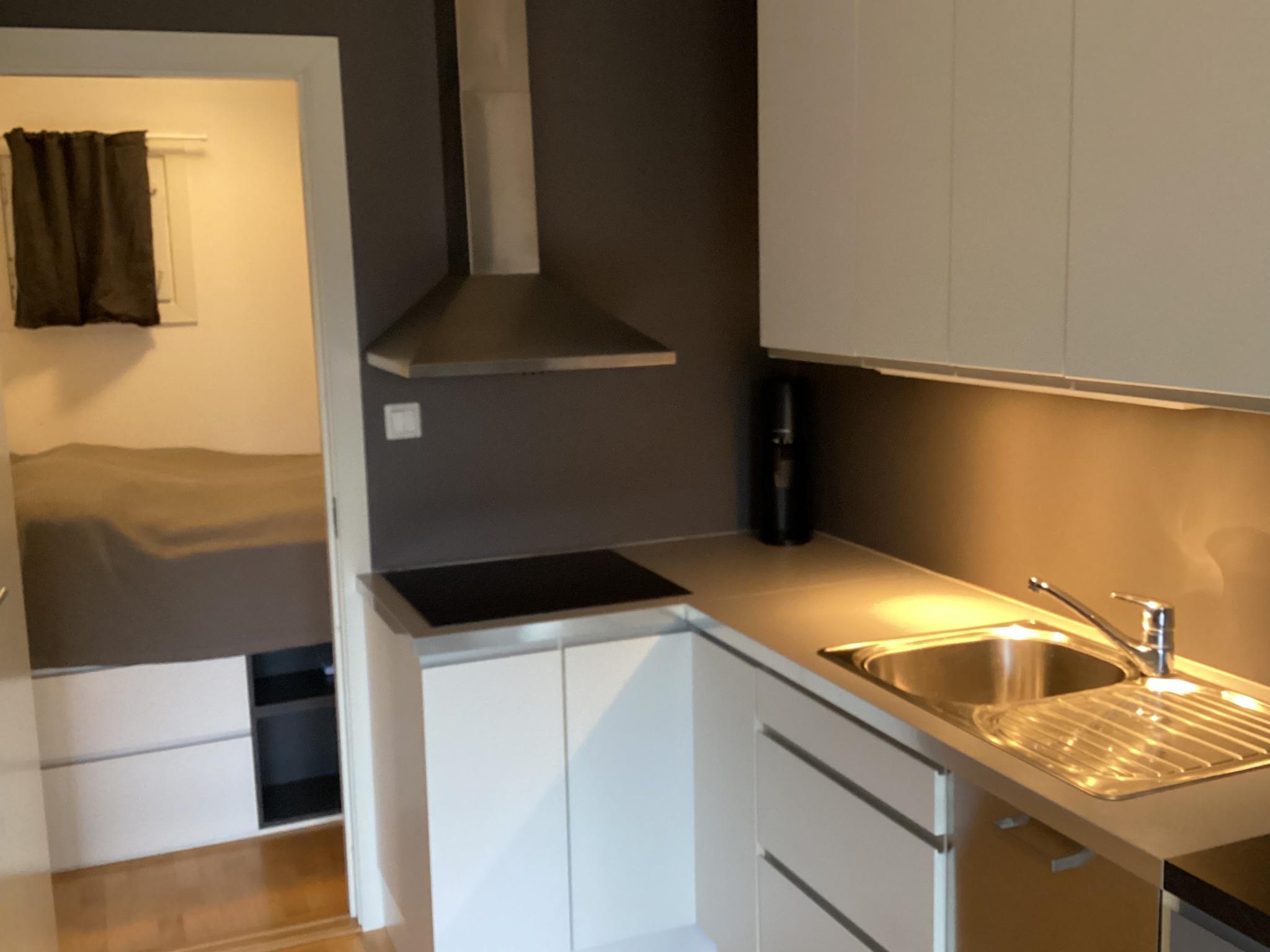 Kjøkken med inngang til soverom.