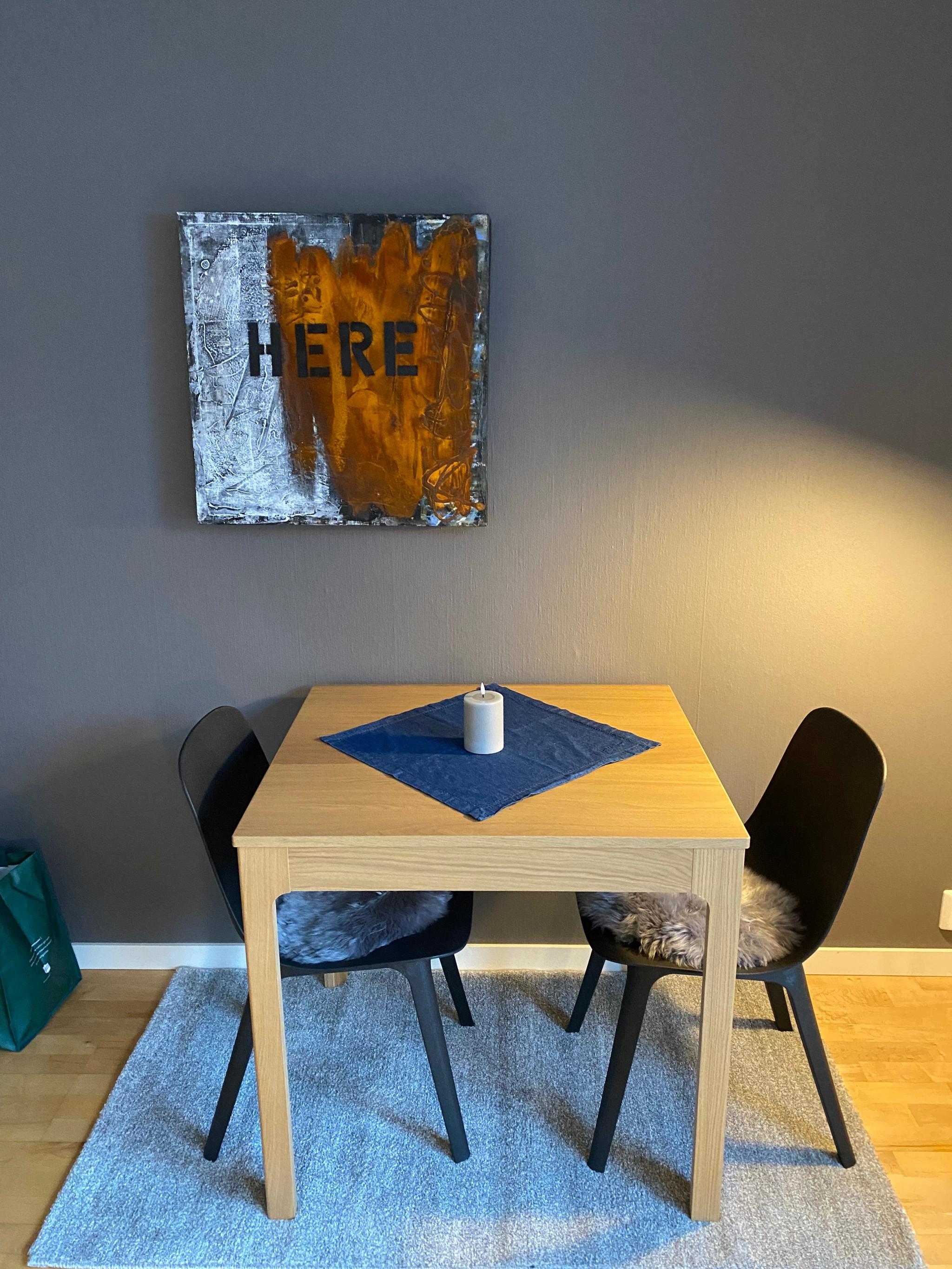 Fin spiseplass i åpen stue- kjøkkenløsning.