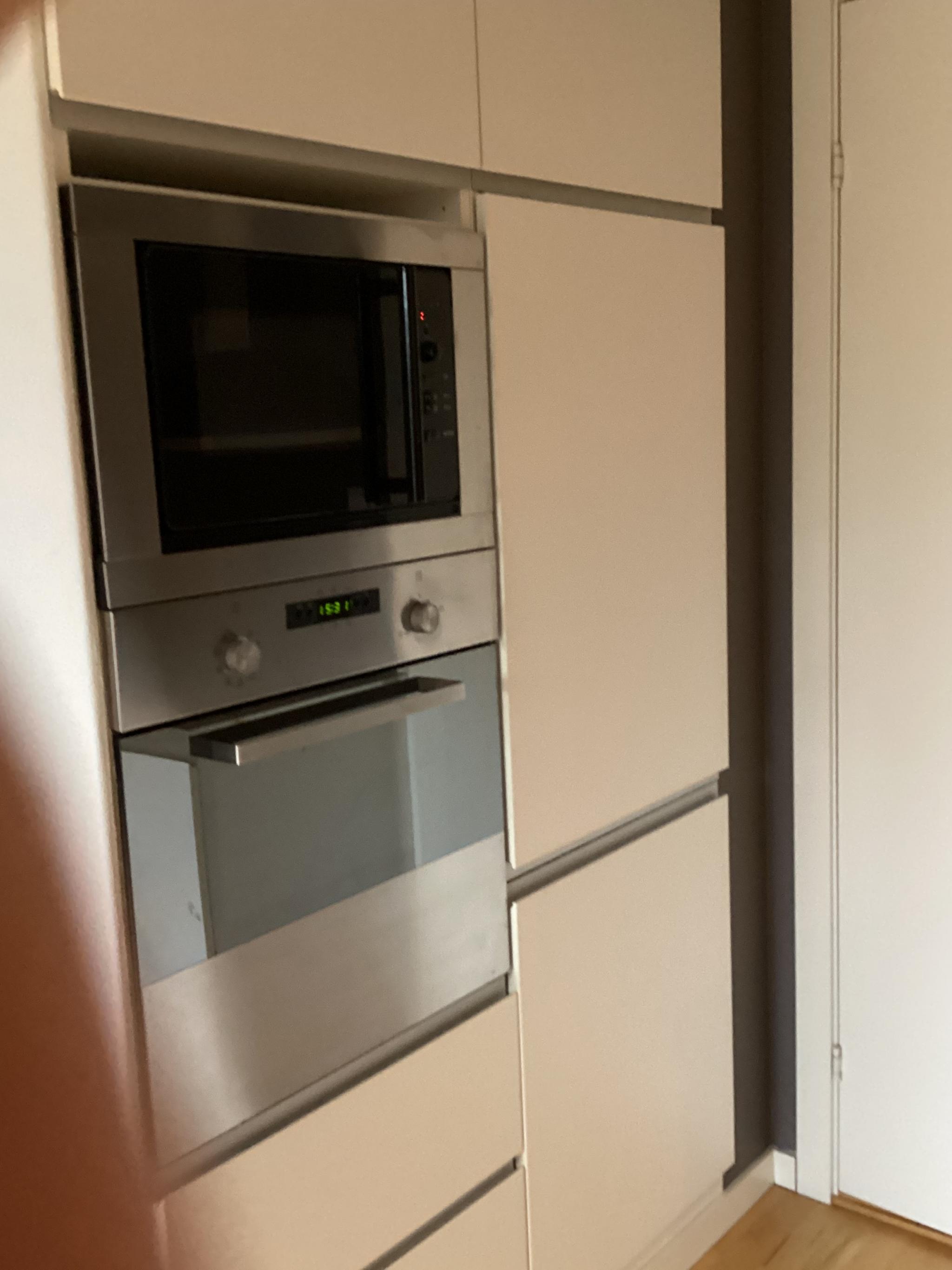 Komfyr og mikrobølgeovn.