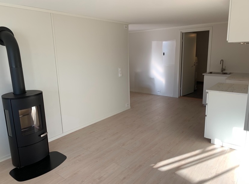 Sett inn på kjøkken fra spisestue. Baderomsdør i bakgrunnen