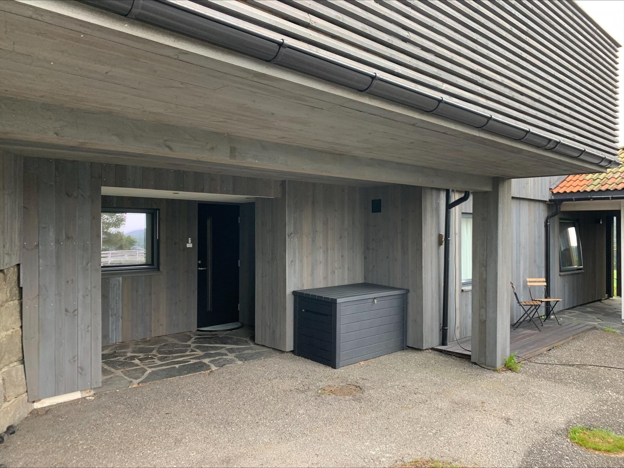 Inngangsparti / Gårdsplass med parkering