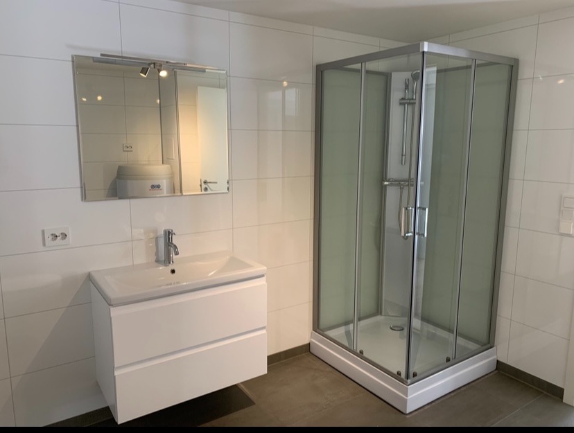 Flott bad med hvite baderoms panel