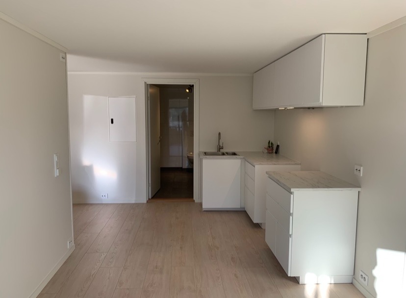 Kjøkken sett mot inngang bad