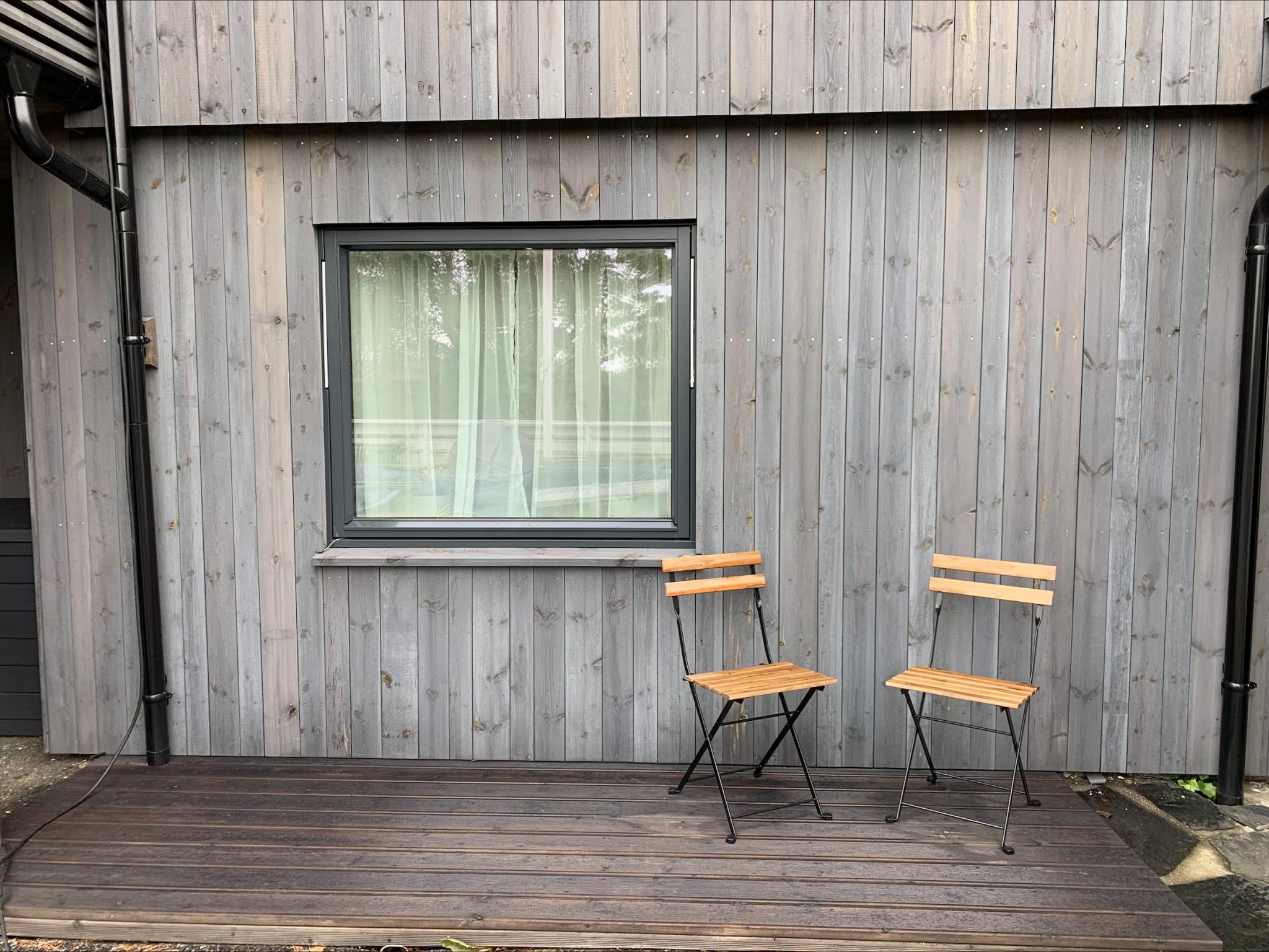 Liten hyggelig terrasse med morgensol