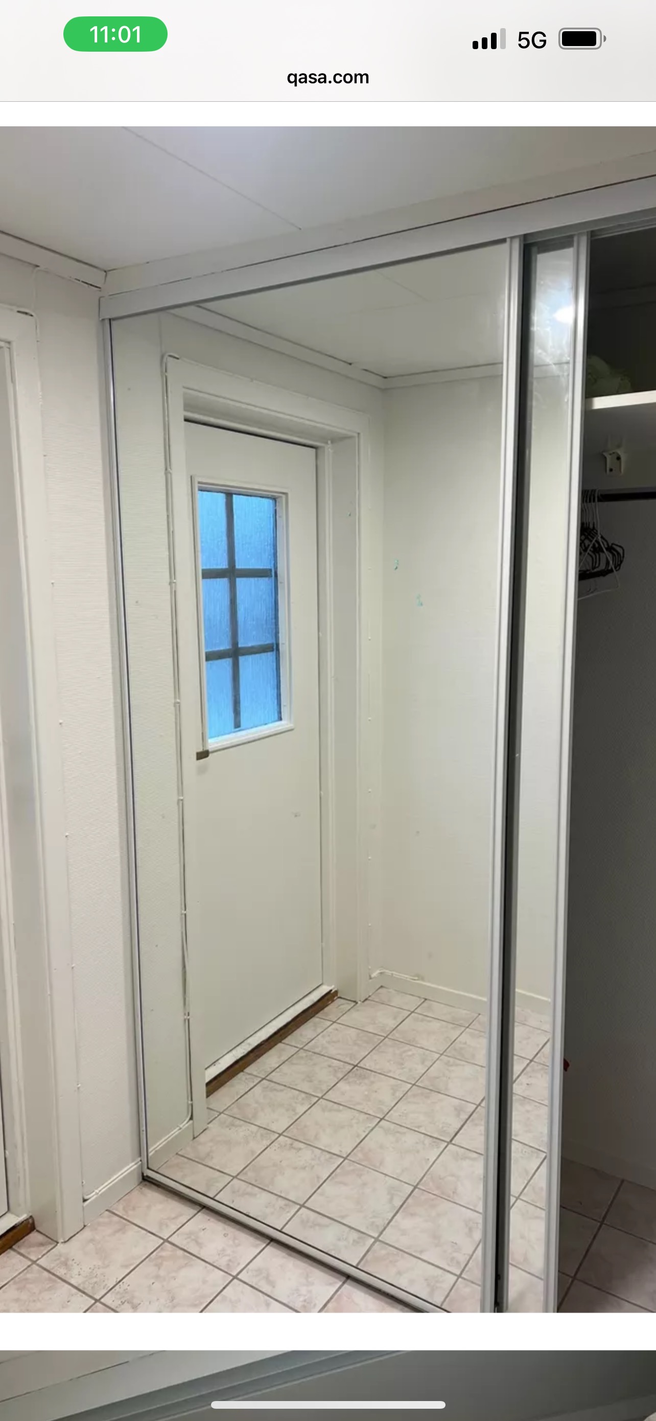 Gang med stor garderobeskap stua liten kjøkken bad og WC