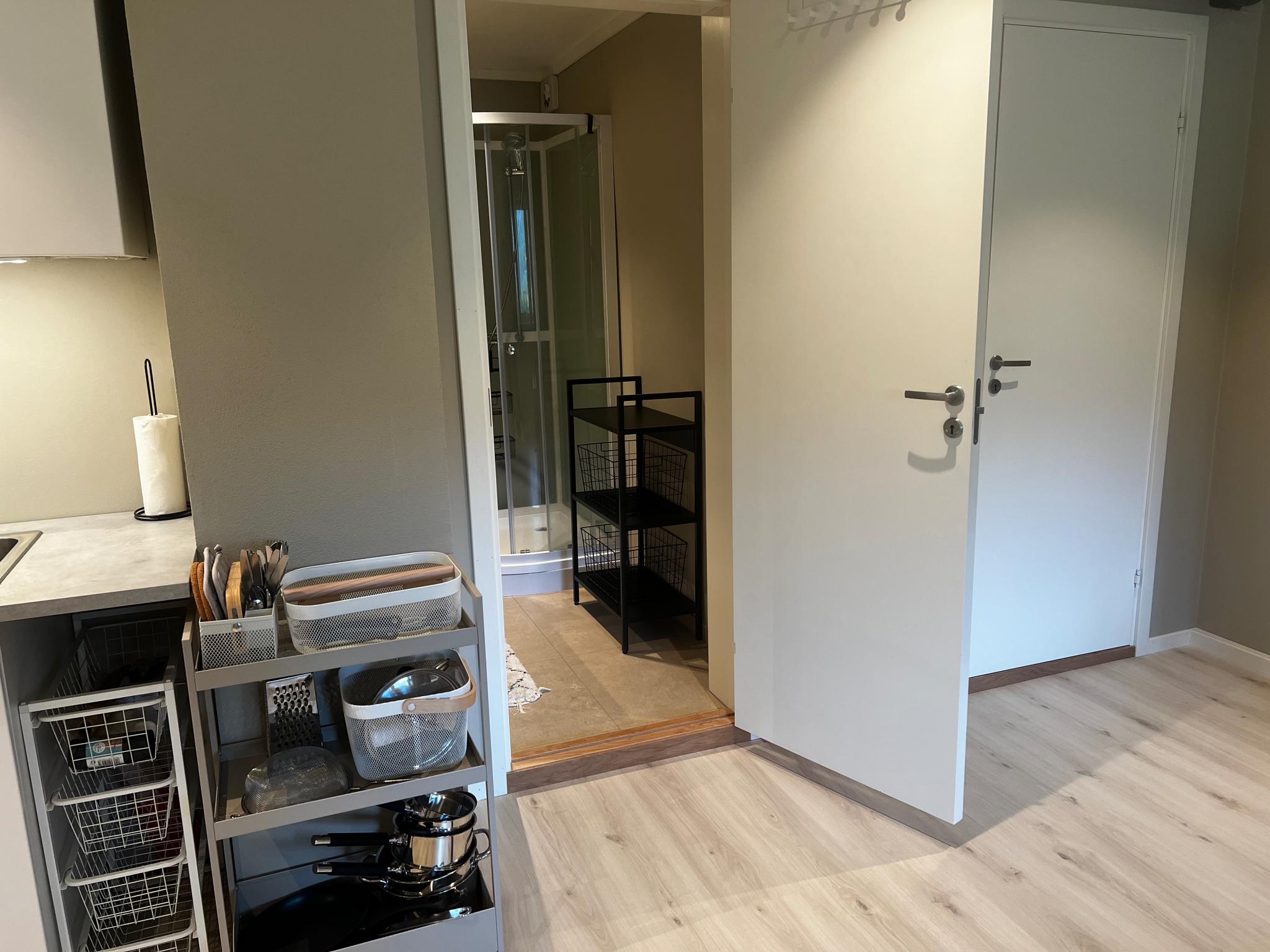 Bad til venstre og vaskerom/bod til høyre. 