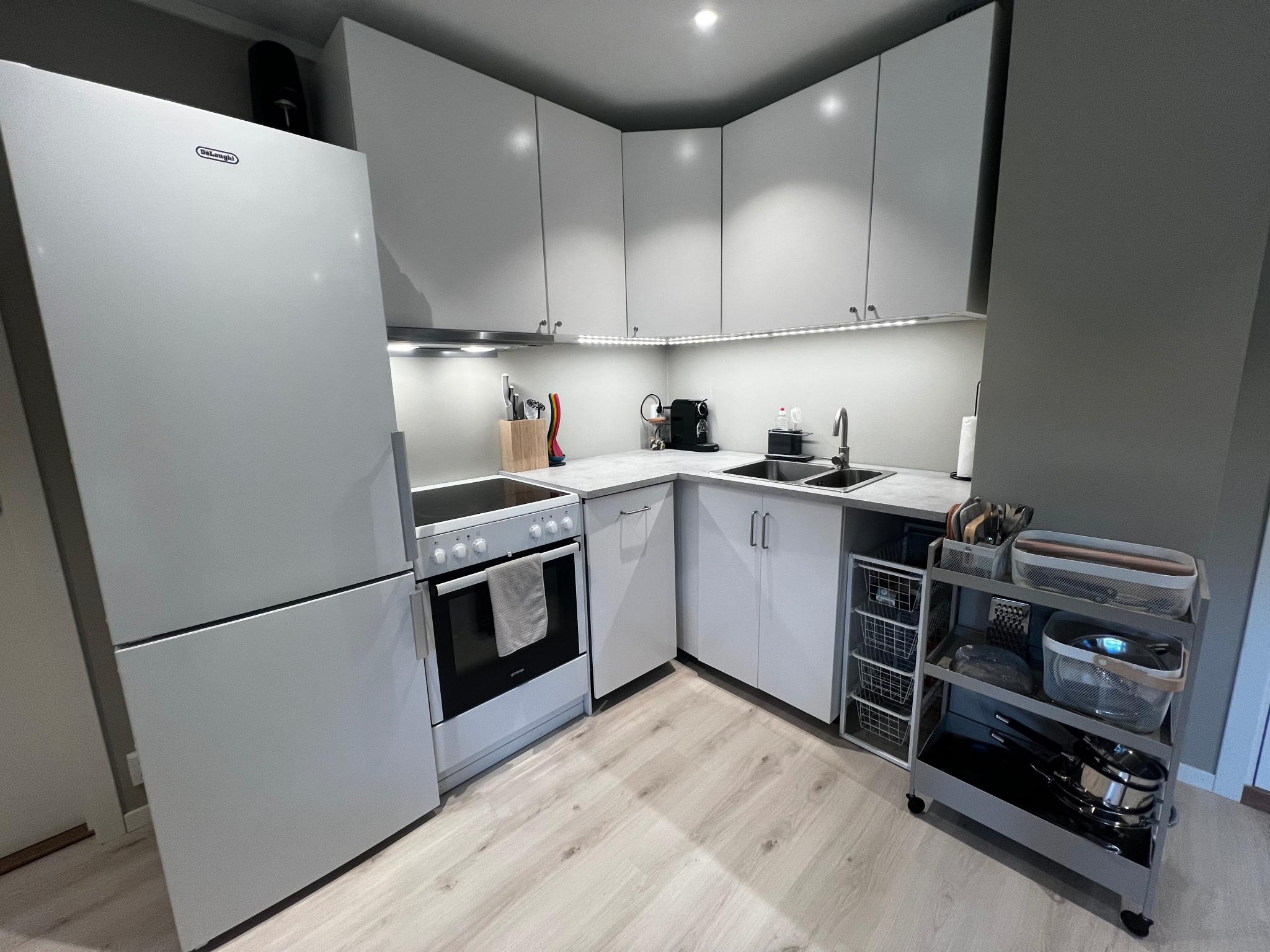 Inkluderer også kaffemaskin samt servise, bestikk, glass etc