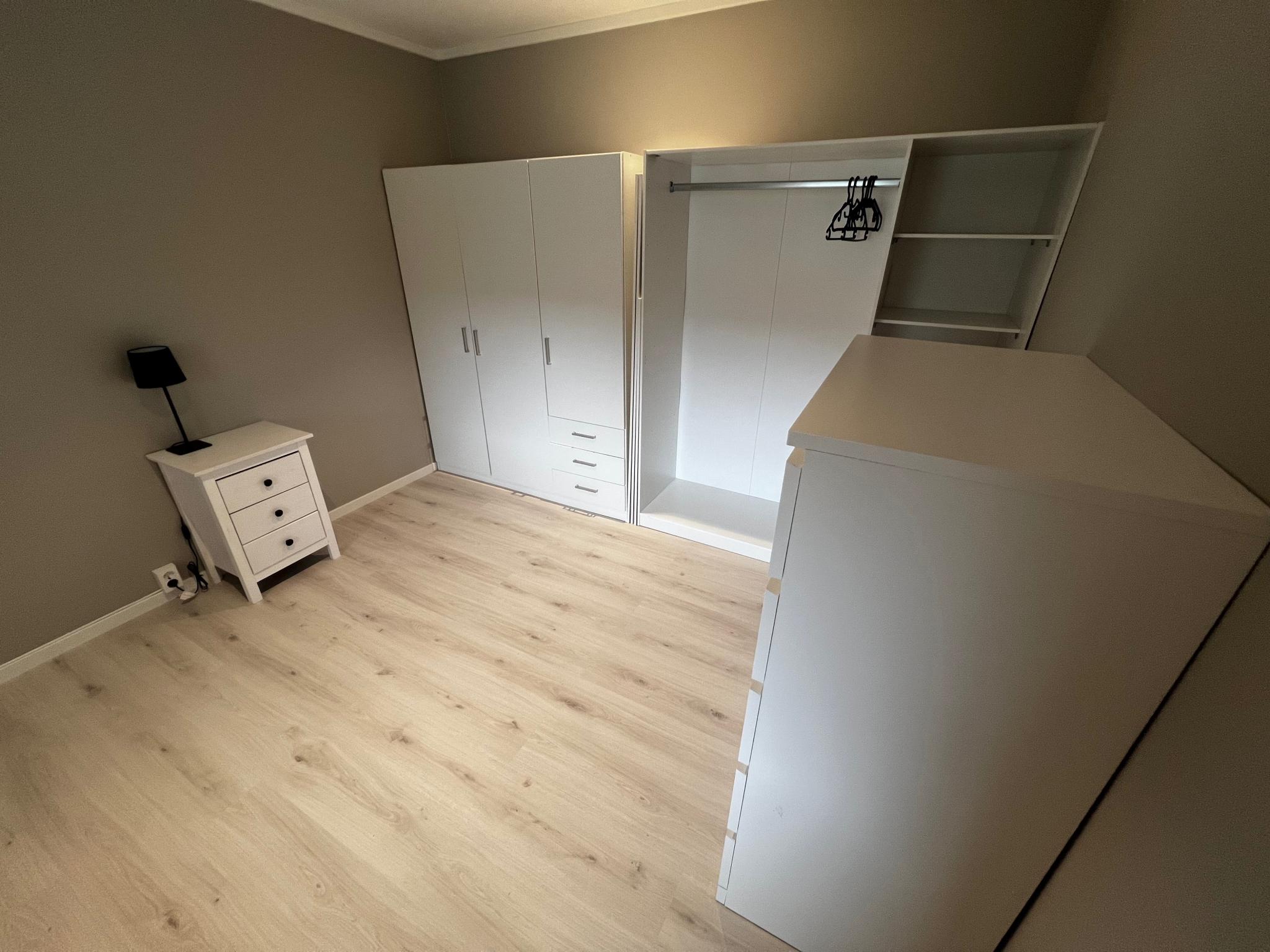 Stort soverom som rommer hele 13,5kvm med god lagringsplass. 