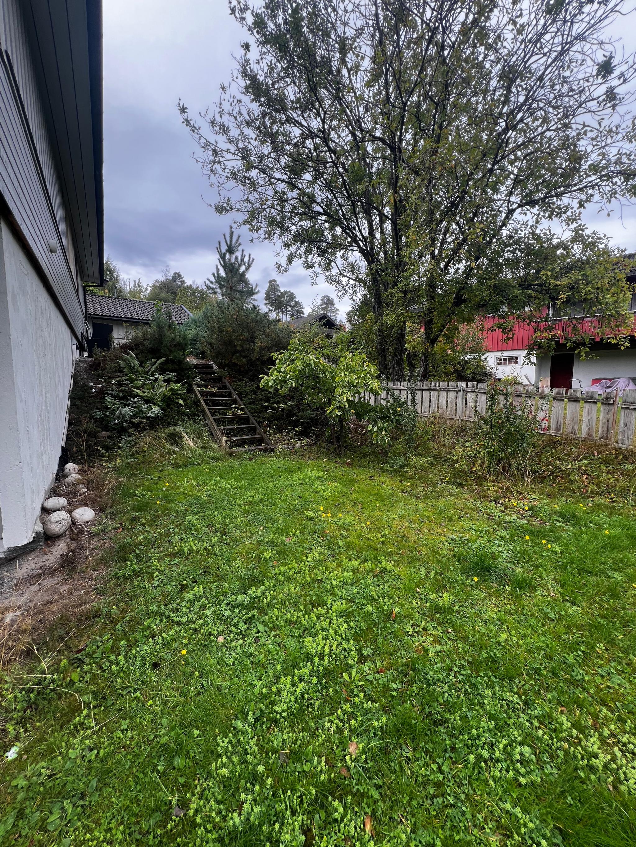 Hybelen har egen inngang og dedikert parkeringsplass. I tillegg disponeres det en avgrenset del av hagen. 