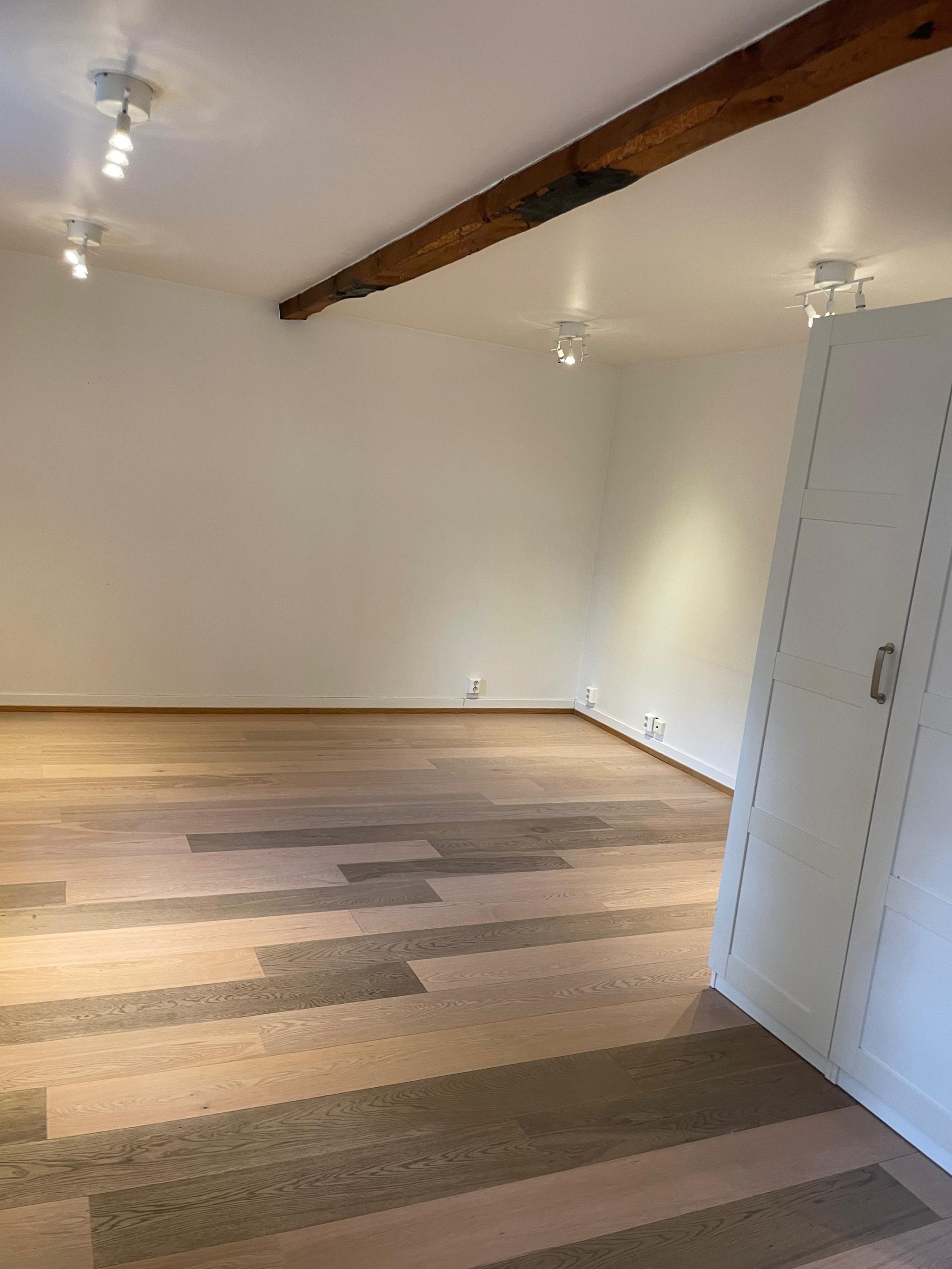 Garderobeskap medfølger