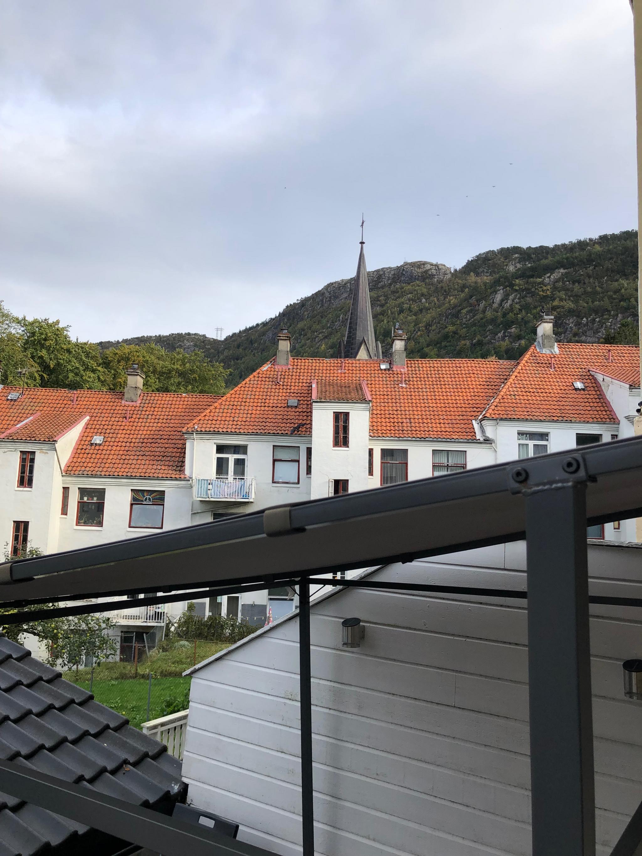 Utsikt mot Sandviksfjellene og Sandvikspilen ser også spiret på Sandvikskirken 