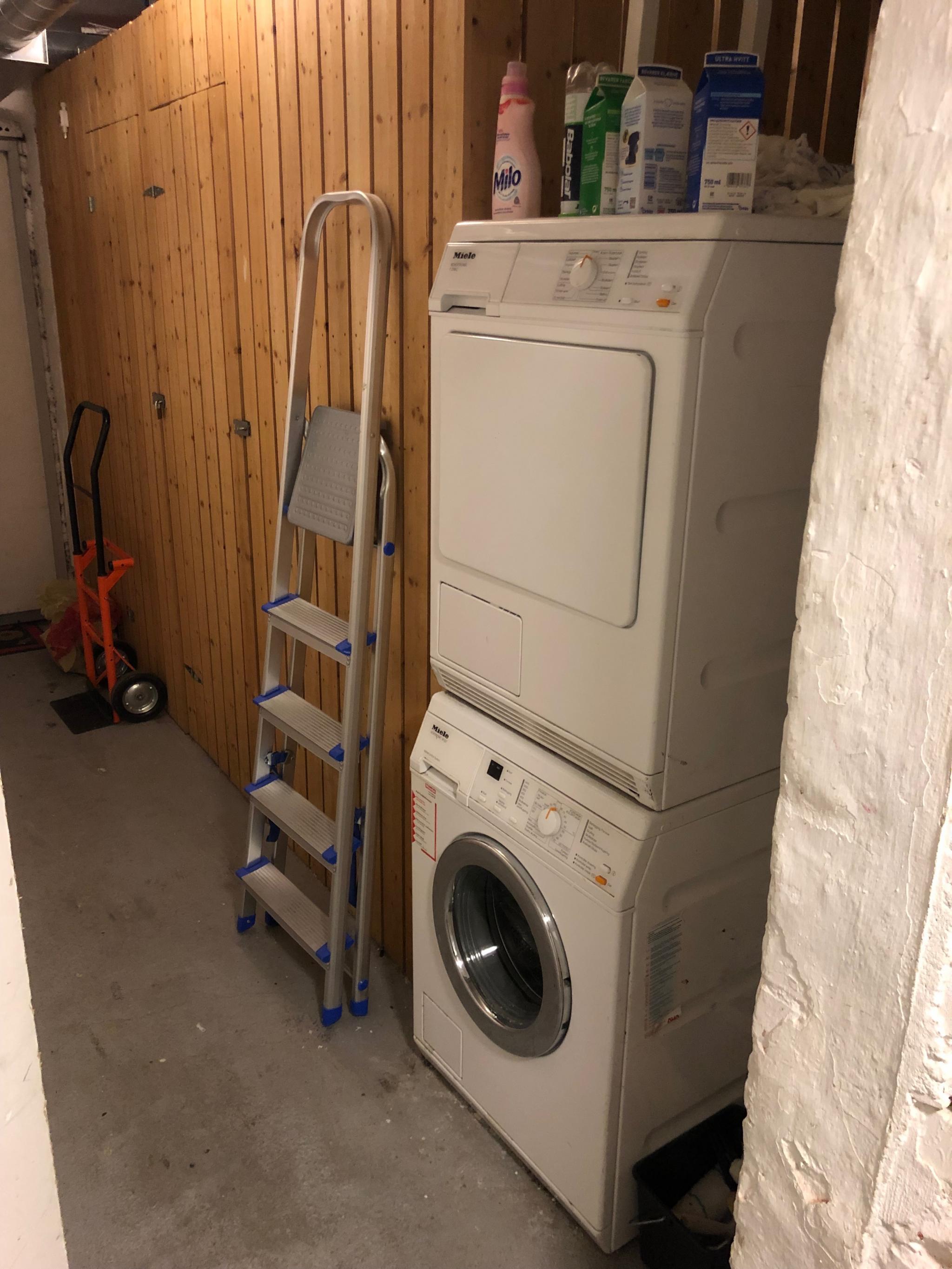 Egen tørketrommel og vaskemaskin rett utenfor inngangsdøren