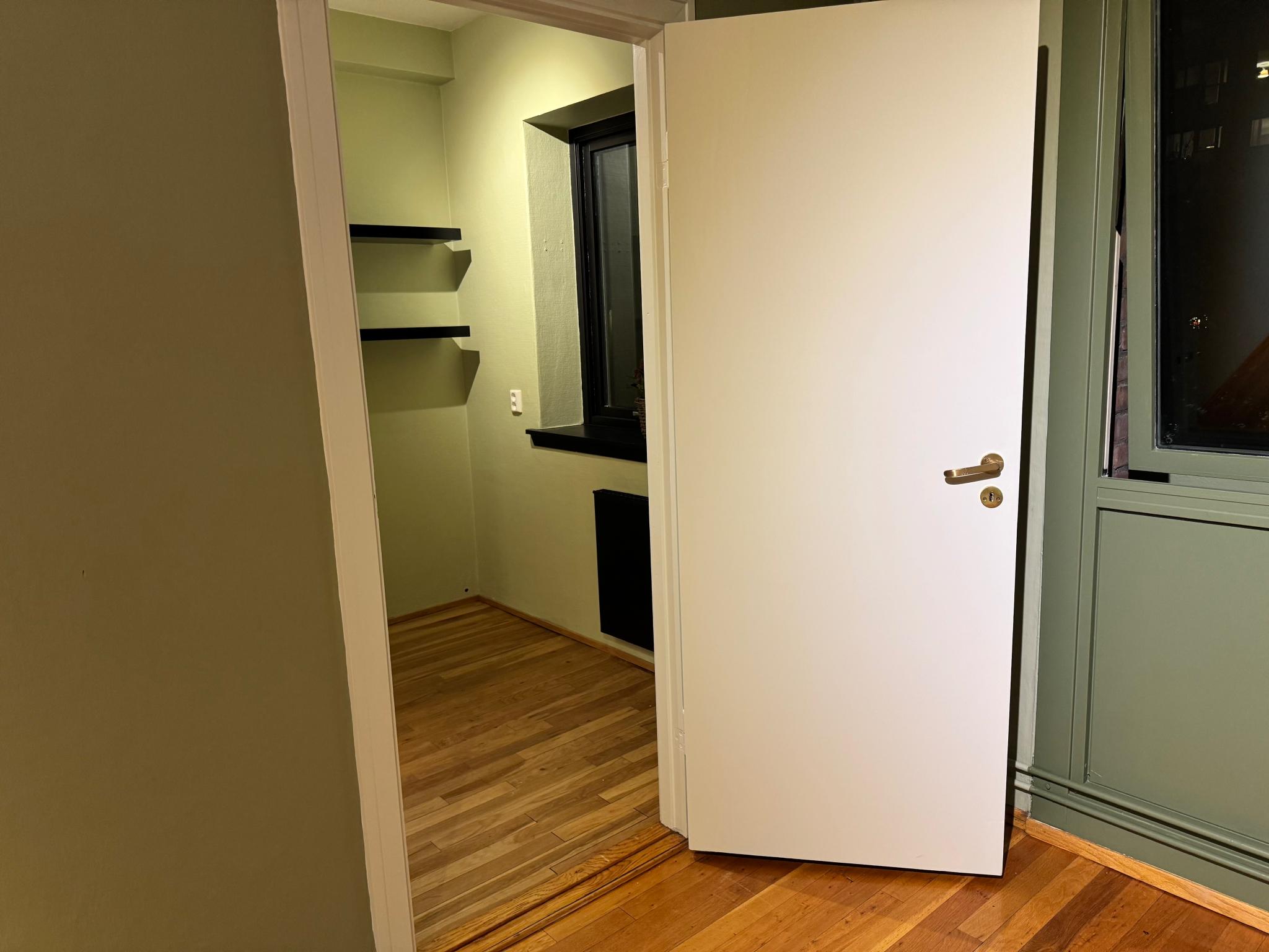 Inngang fra stue til kjøkken