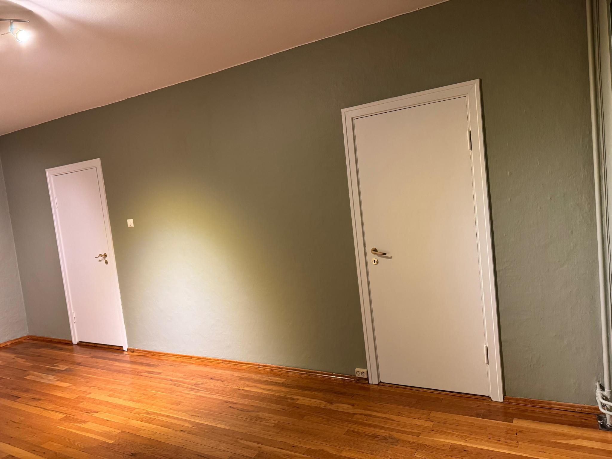 Stue med dører til gang og kjøkken