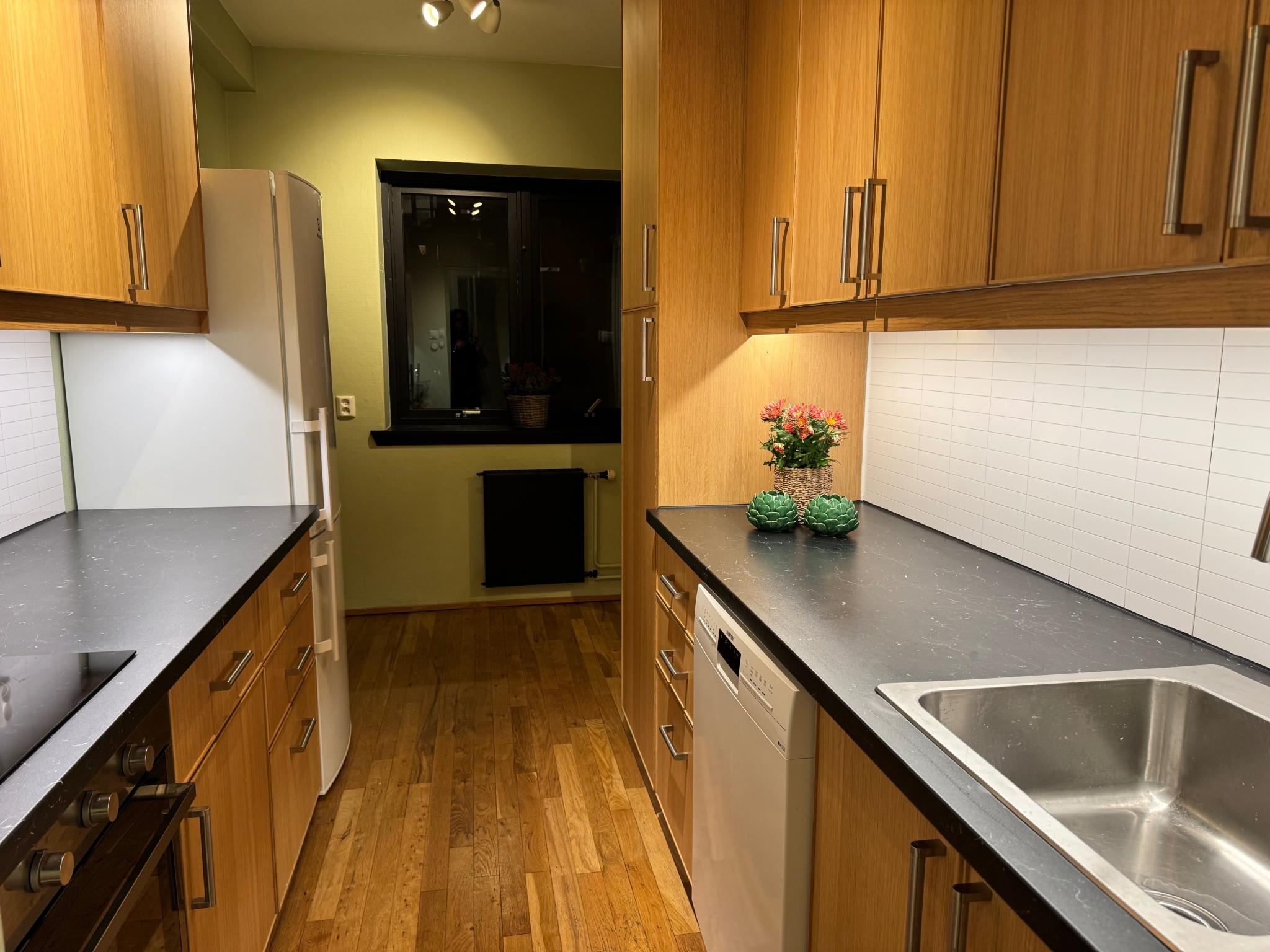 Kjøkken malt i sunny green.