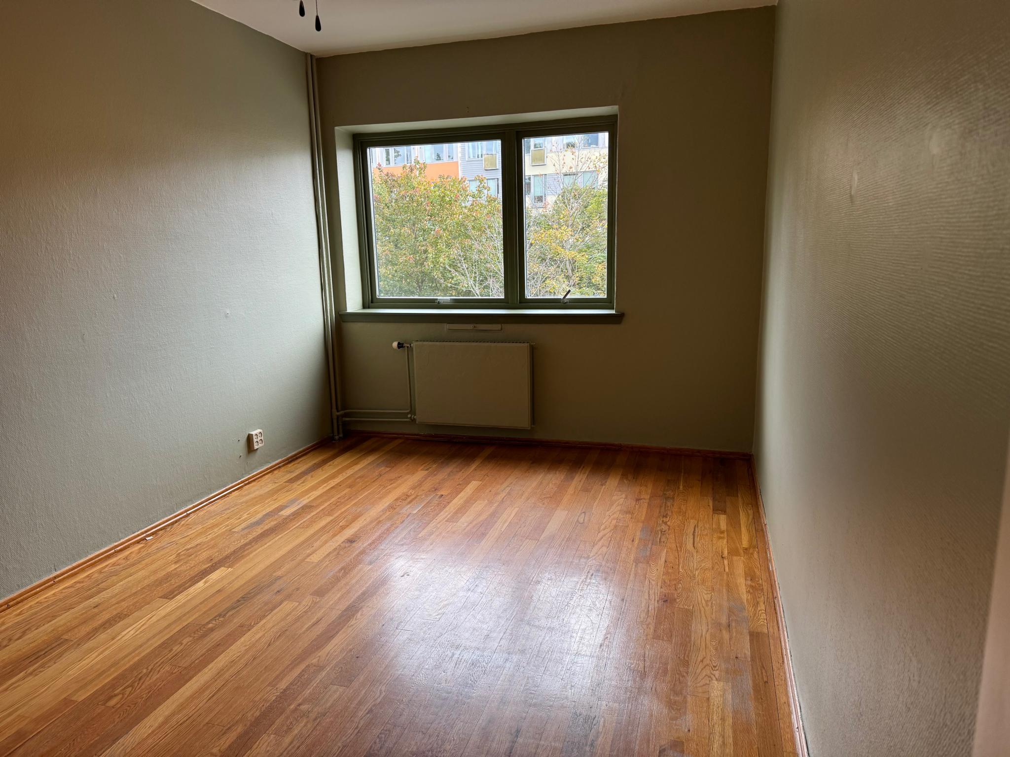 Stort soverom malt i samme farge som stua: Laubær grønn. 