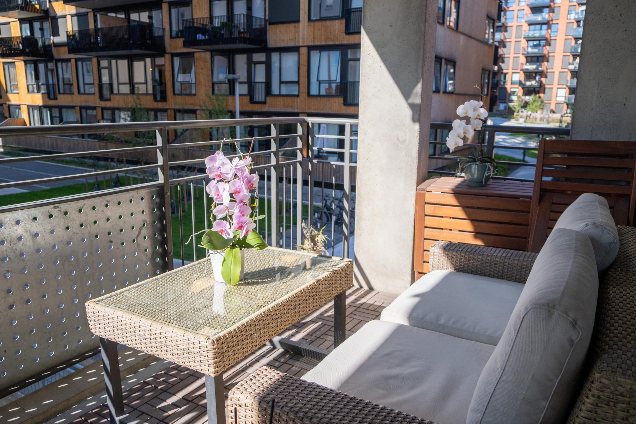 Fin balkong med plass til sitteplasser og grill.