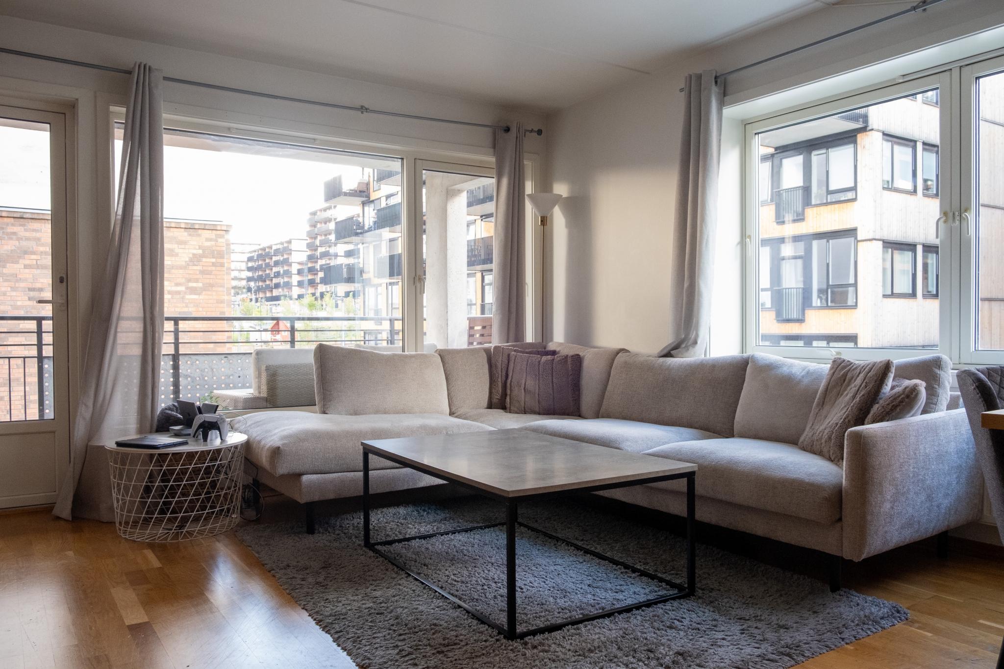 Stor stue med god plass til hele familien