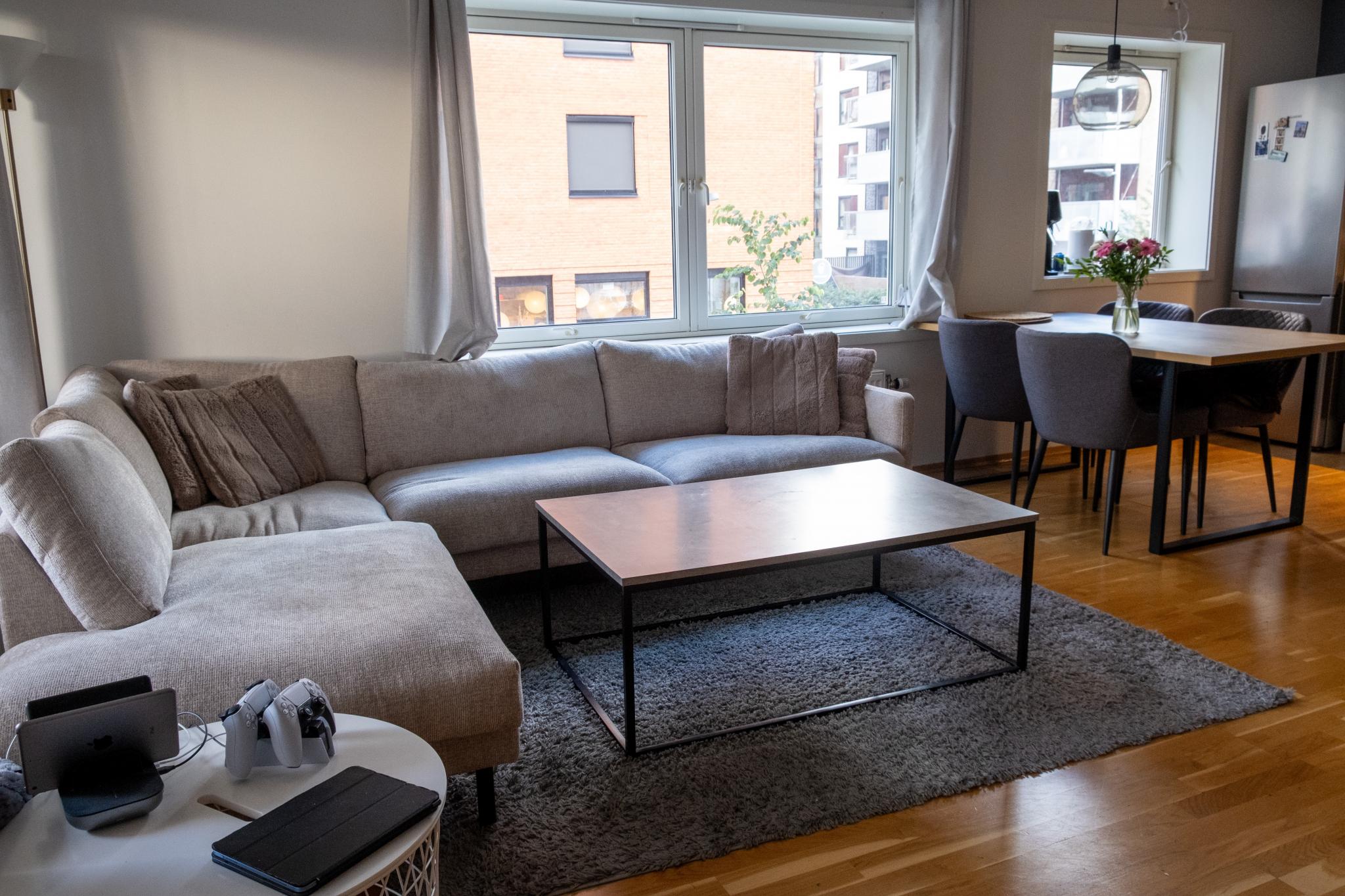 Stor stue med god plass til hele familien