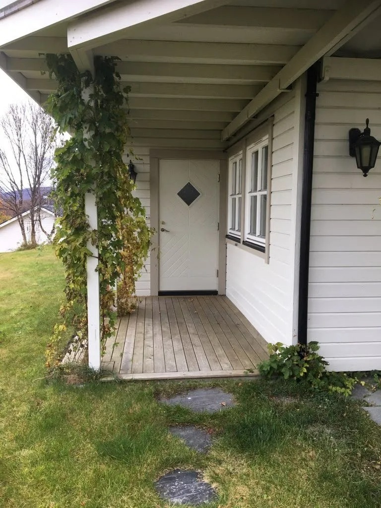 Inngang via liten platting