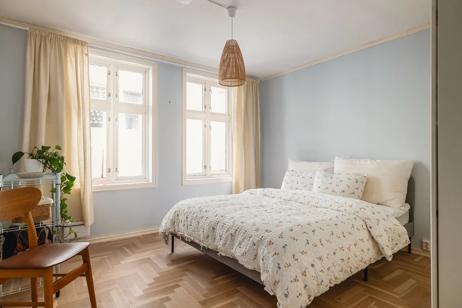 - Soverommet er romslig og lyst, med stor garderobeløsning som gir rikelig med lagringsplass -