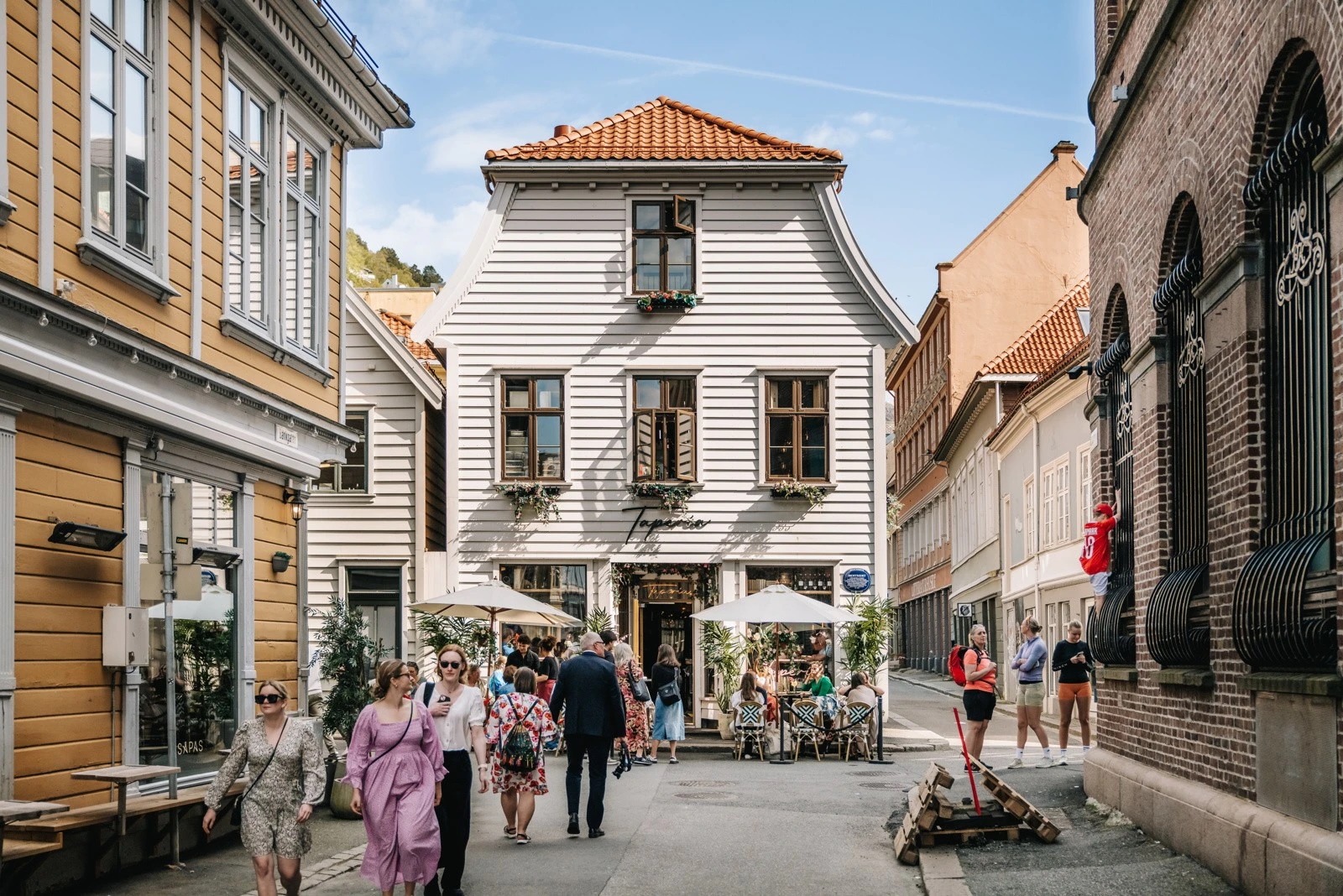 - Det er ikke langt til andre hyggelige gater som Skostredet med både butikker, barer, kafeer og restauranter -
