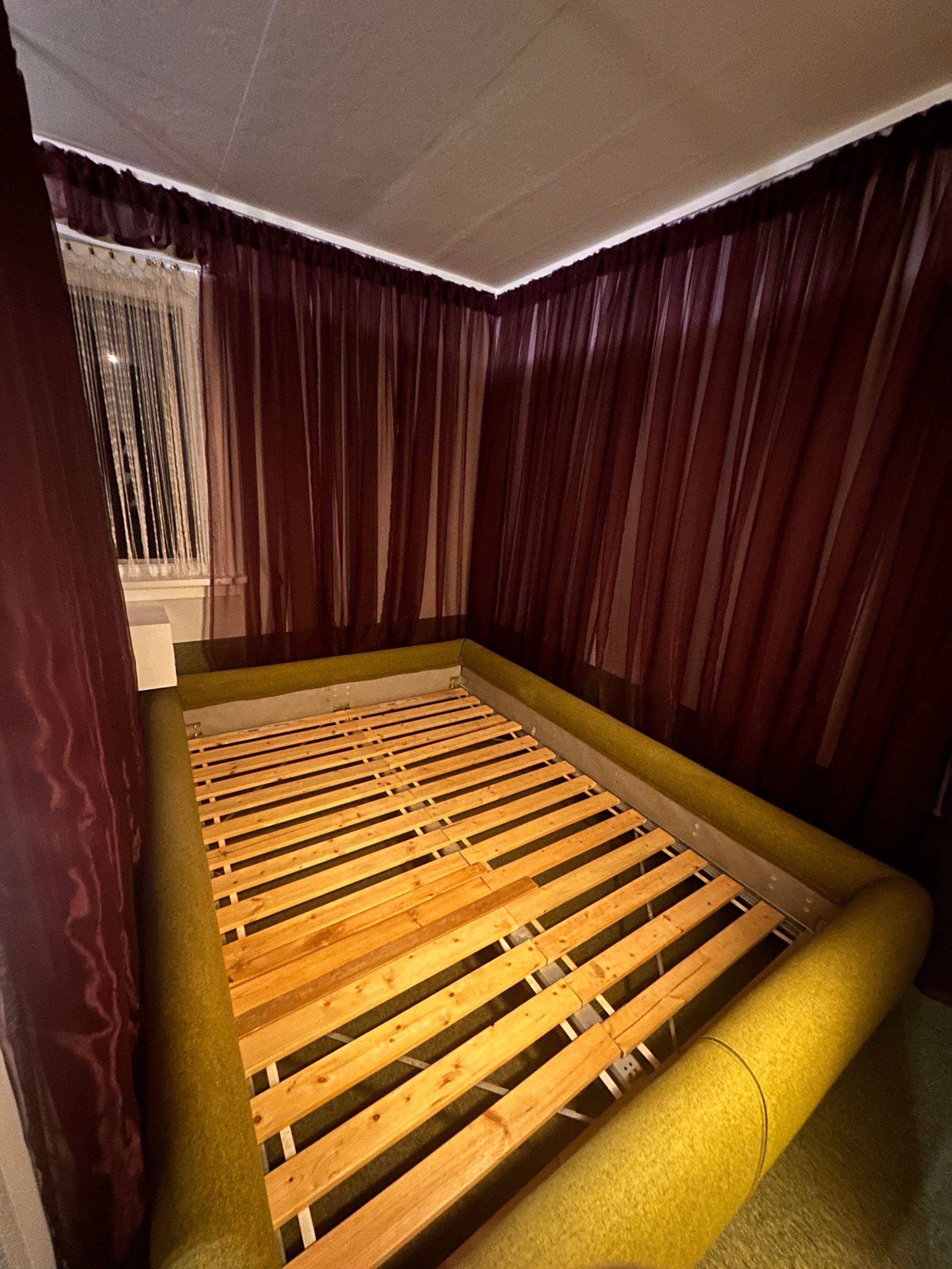 Sovealkove. Lilla forheng kan tas ned om ønskelig. Seng fjernes om du har egen. Madrass følger ikke med om du ønsker å benytte deg av sengen.