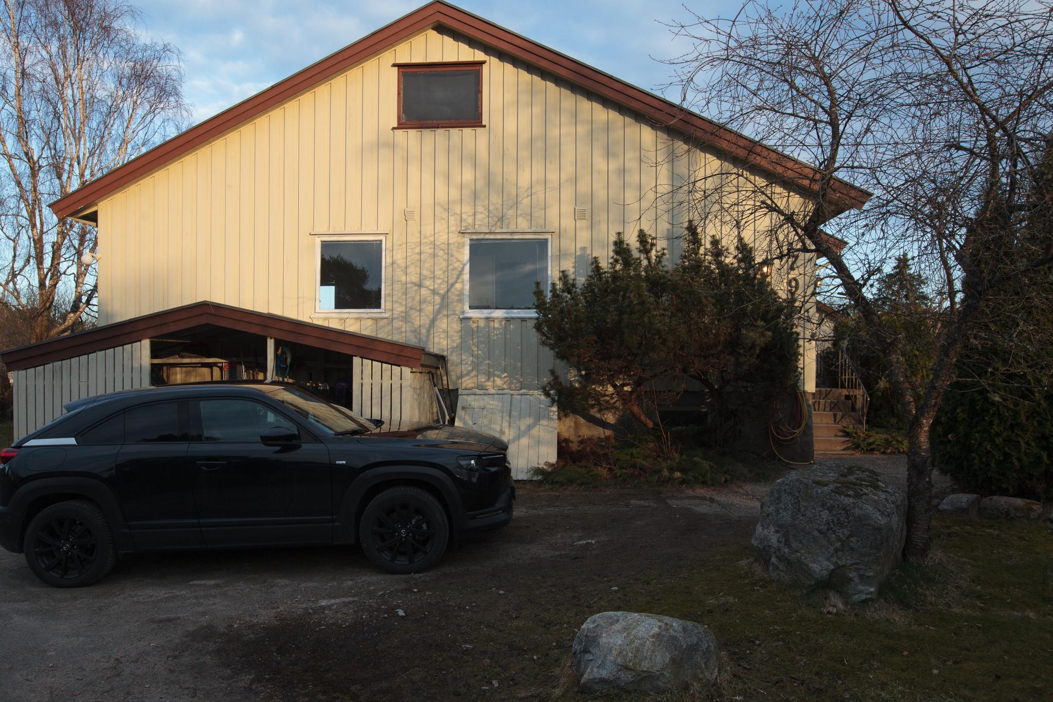 De to nedre vinduene er leiligheten