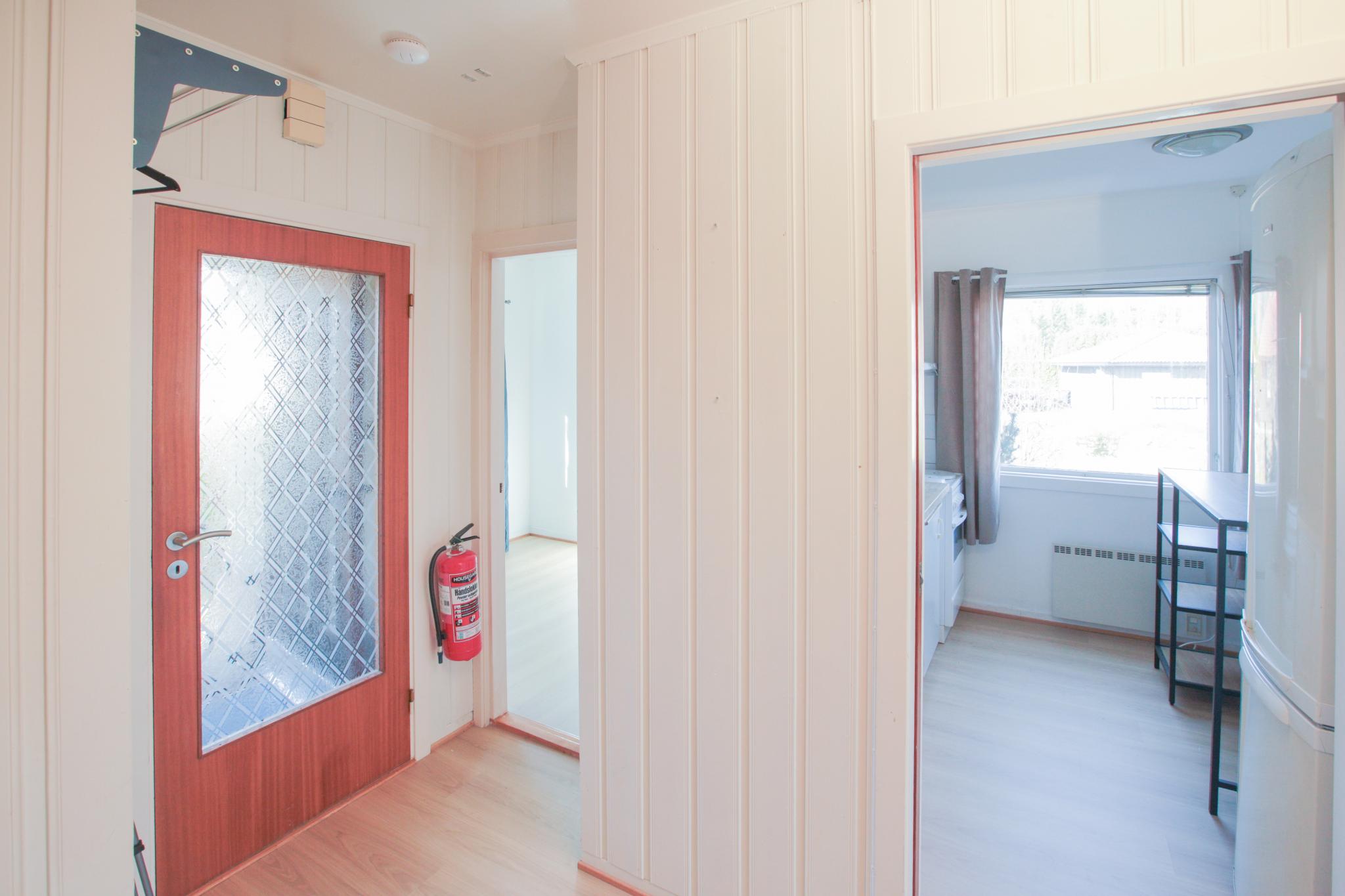 Dør til vindfang, soverom og kjøkken, fra venstre til høyre