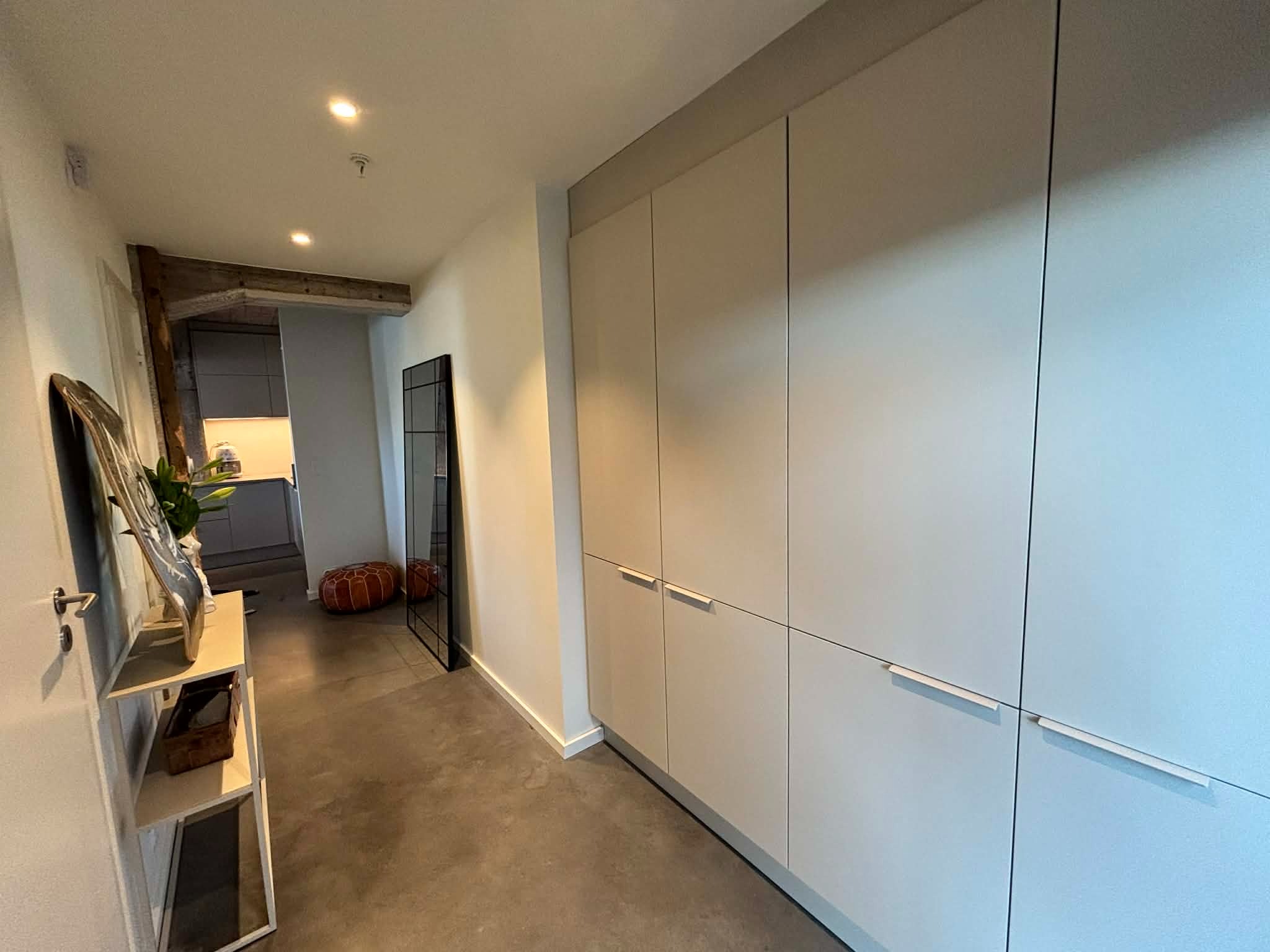 Gang med integrert, stor garderobeløsning.