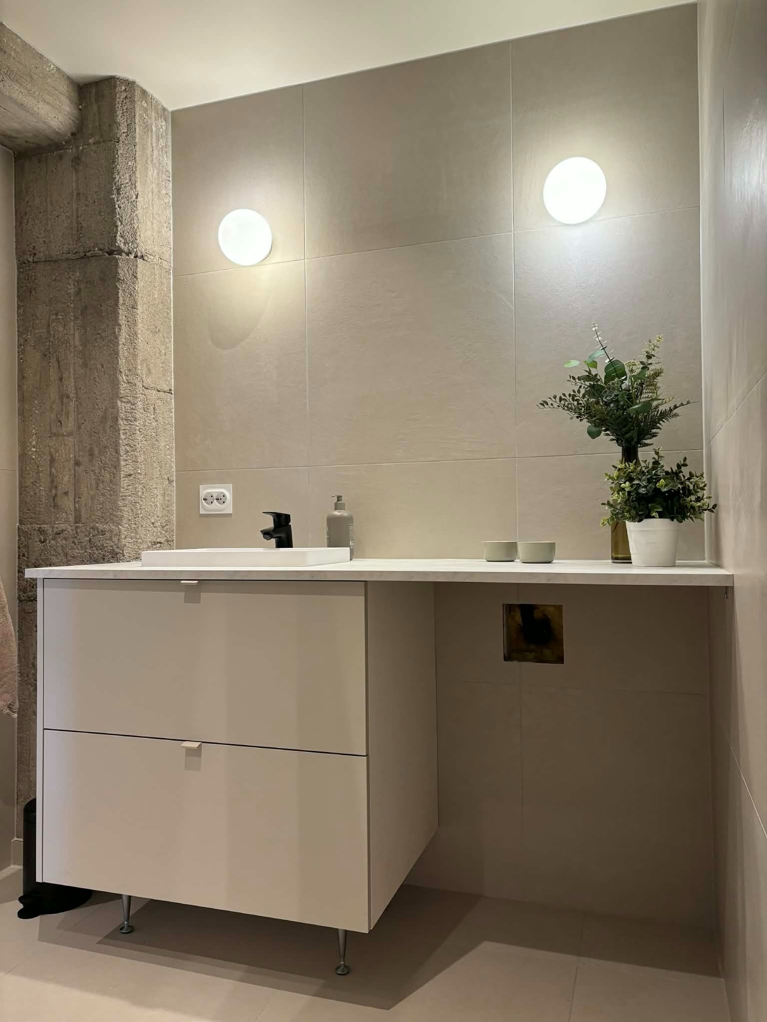 Det kommer vaskemaskin på plass før utleie. Det vil også komme speil over vasken. 