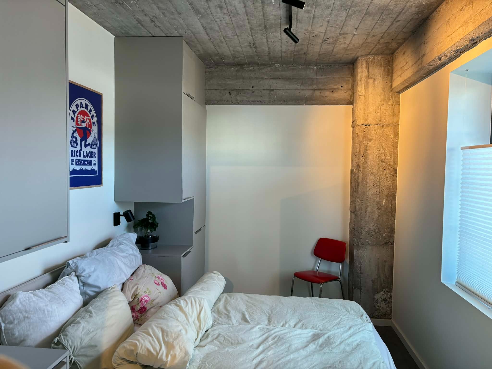 Plissegardin for innsyn. Blir montert lystette gardiner før utleie. 