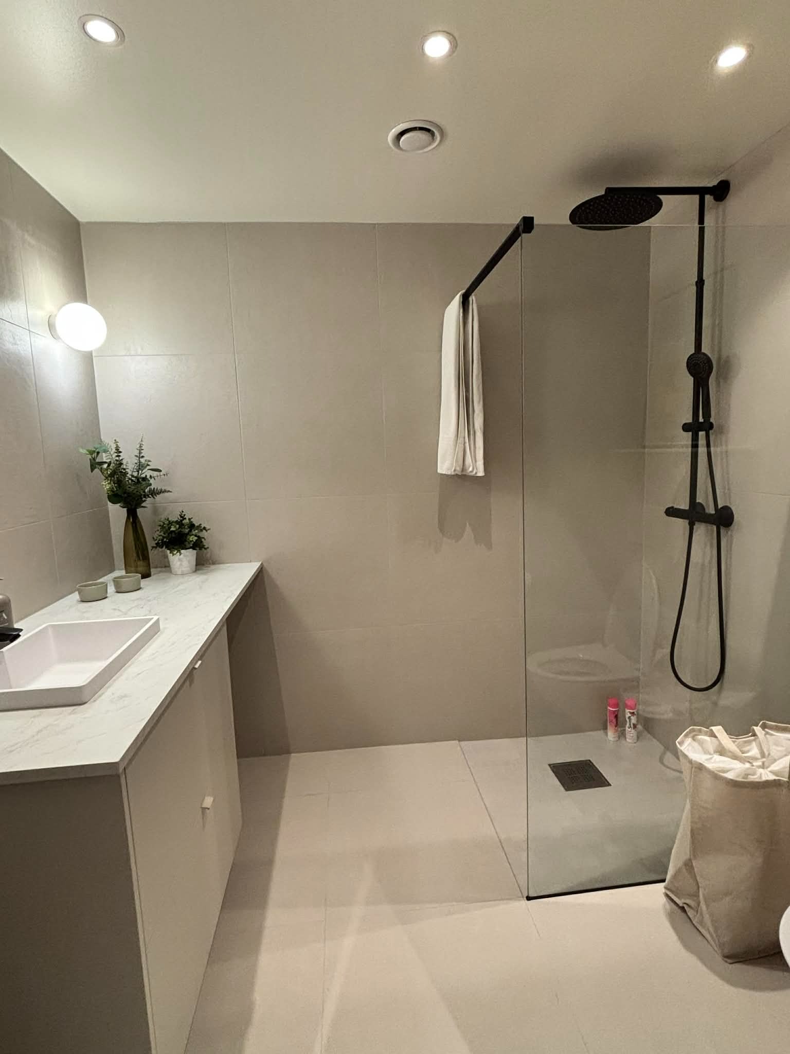 Stor dusjnisje. Vaskemaskin blir installert før utleie. 