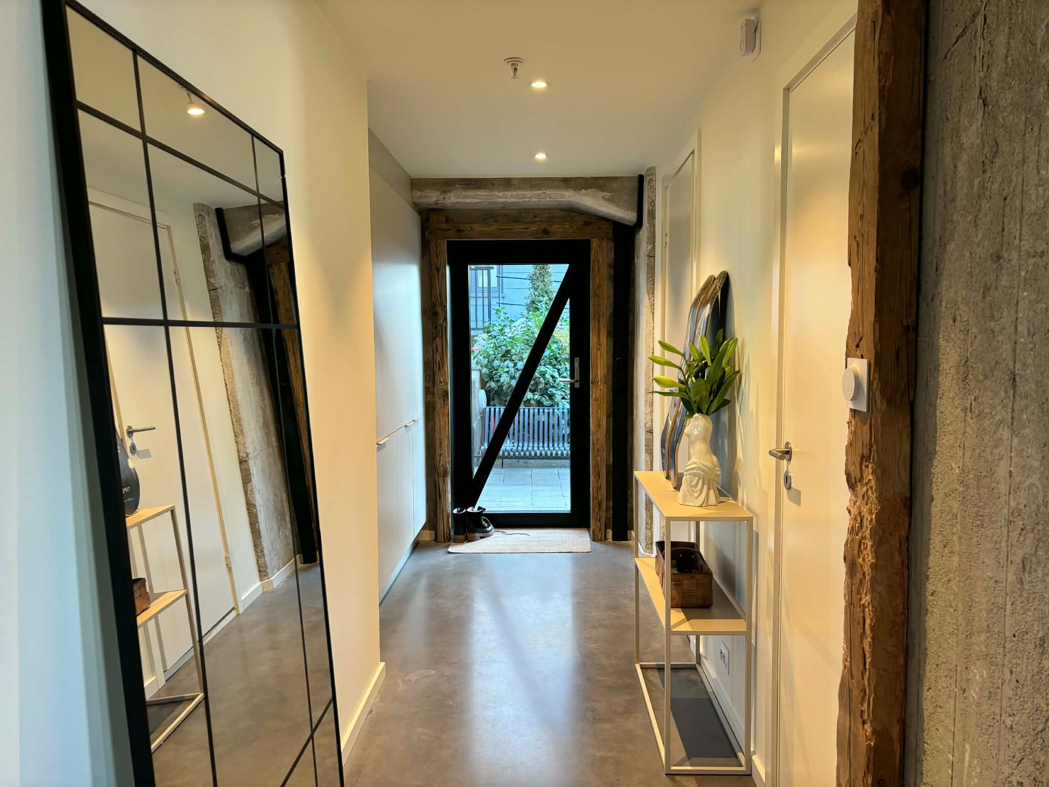 Blir montert folie på inngangsdør før utleie. 