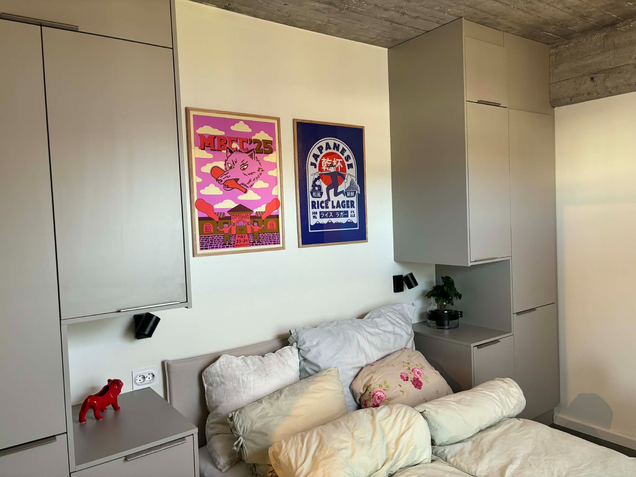 Garderobeløsning på begge sider av seng, med nattbord. 