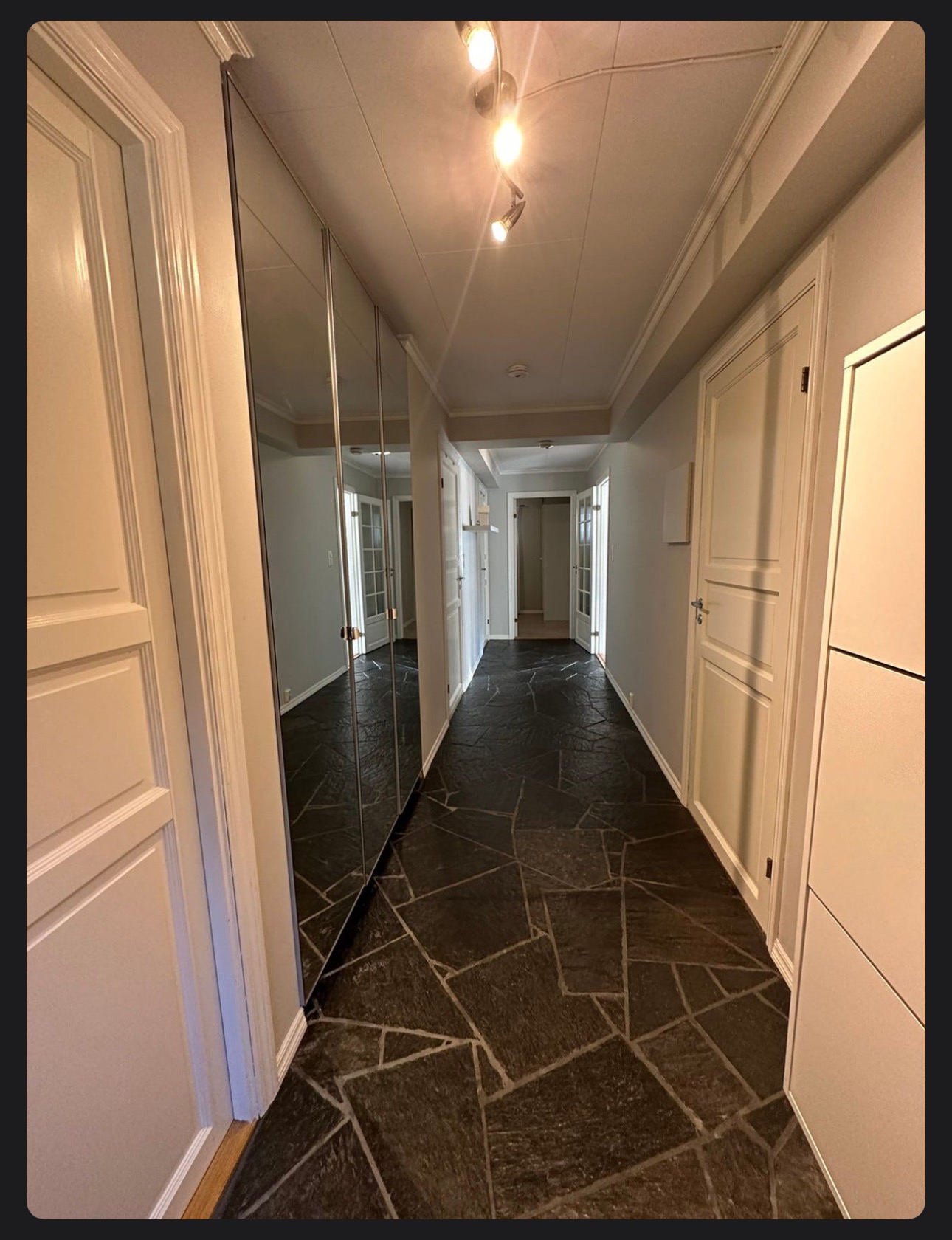 Grang, tatt fra ytterdøra 